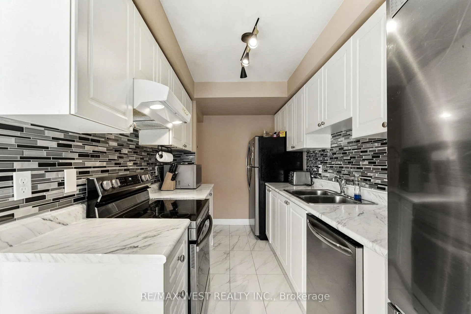 Photo 10 of 18 Needlewood Lane, Brampton, Sandringham-Wellington — HOMEH