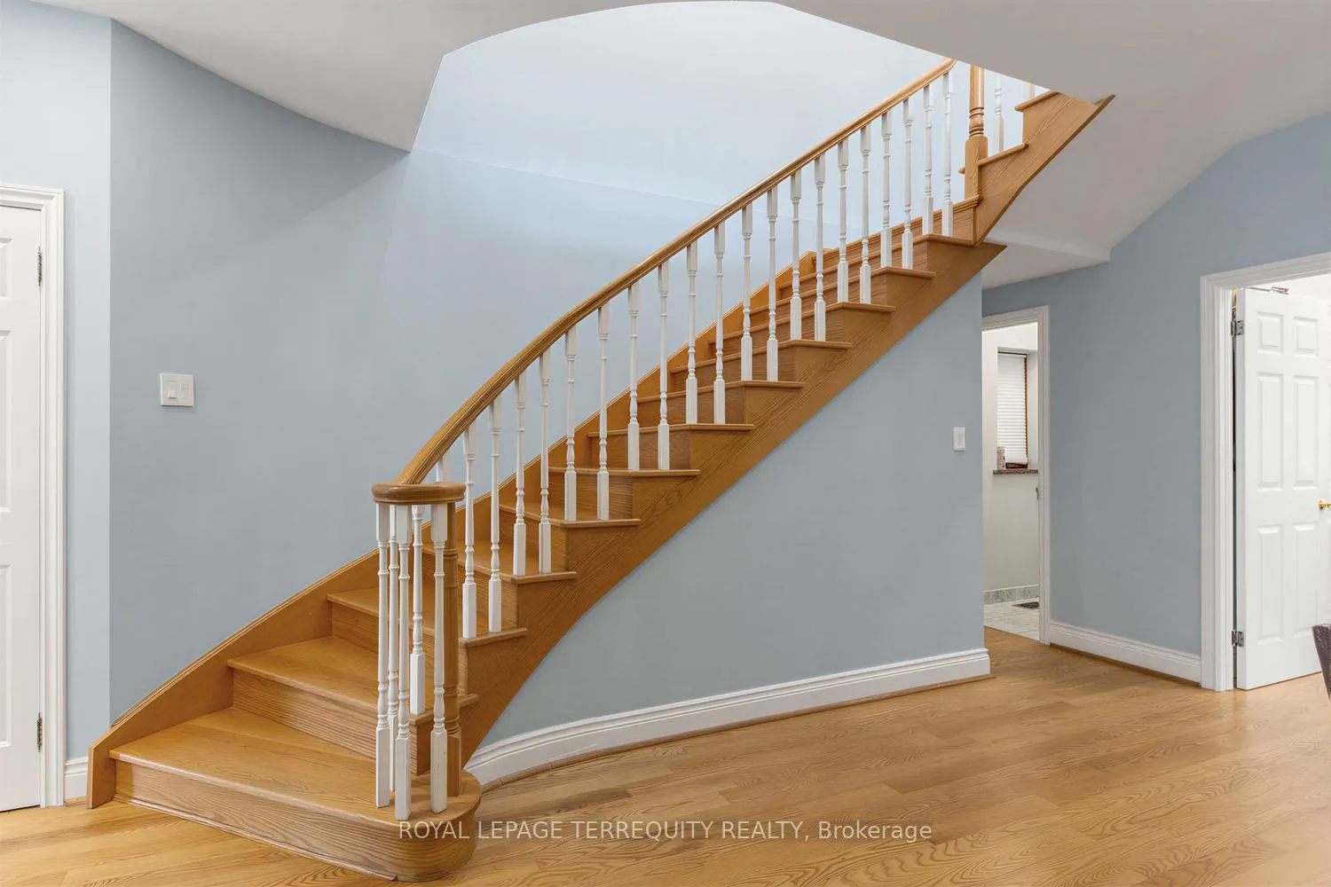 Photo 8 of 21 Hadley Road, Toronto, Mount Pleasant East — HOMEH