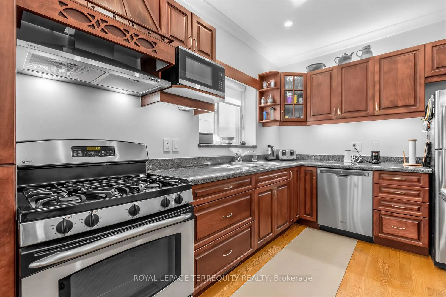 Photo 11 of 21 Hadley Road, Toronto, Mount Pleasant East — HOMEH