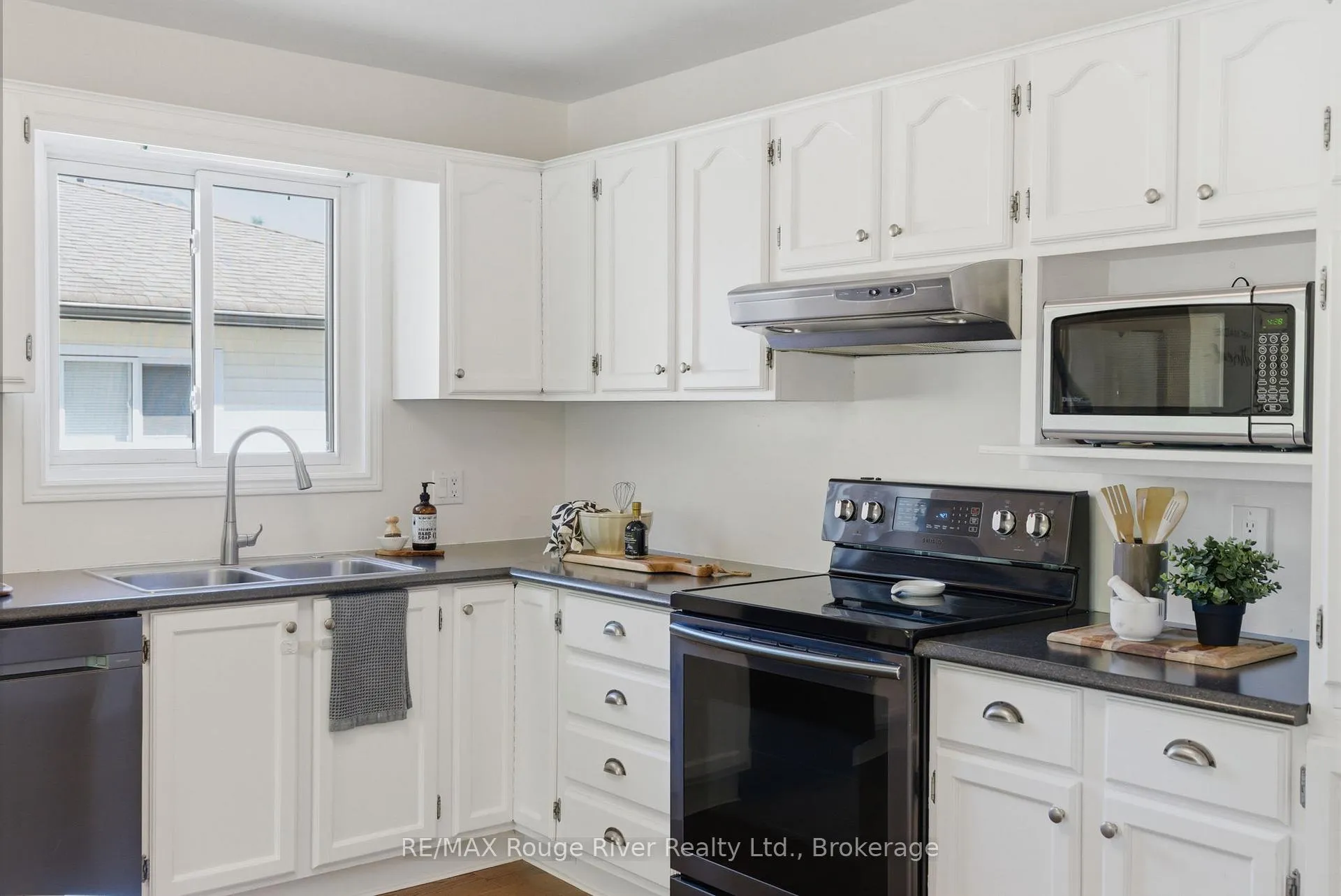 Photo 16 of 15 Lakeview Drive, Scugog, Port Perry — HOMEH
