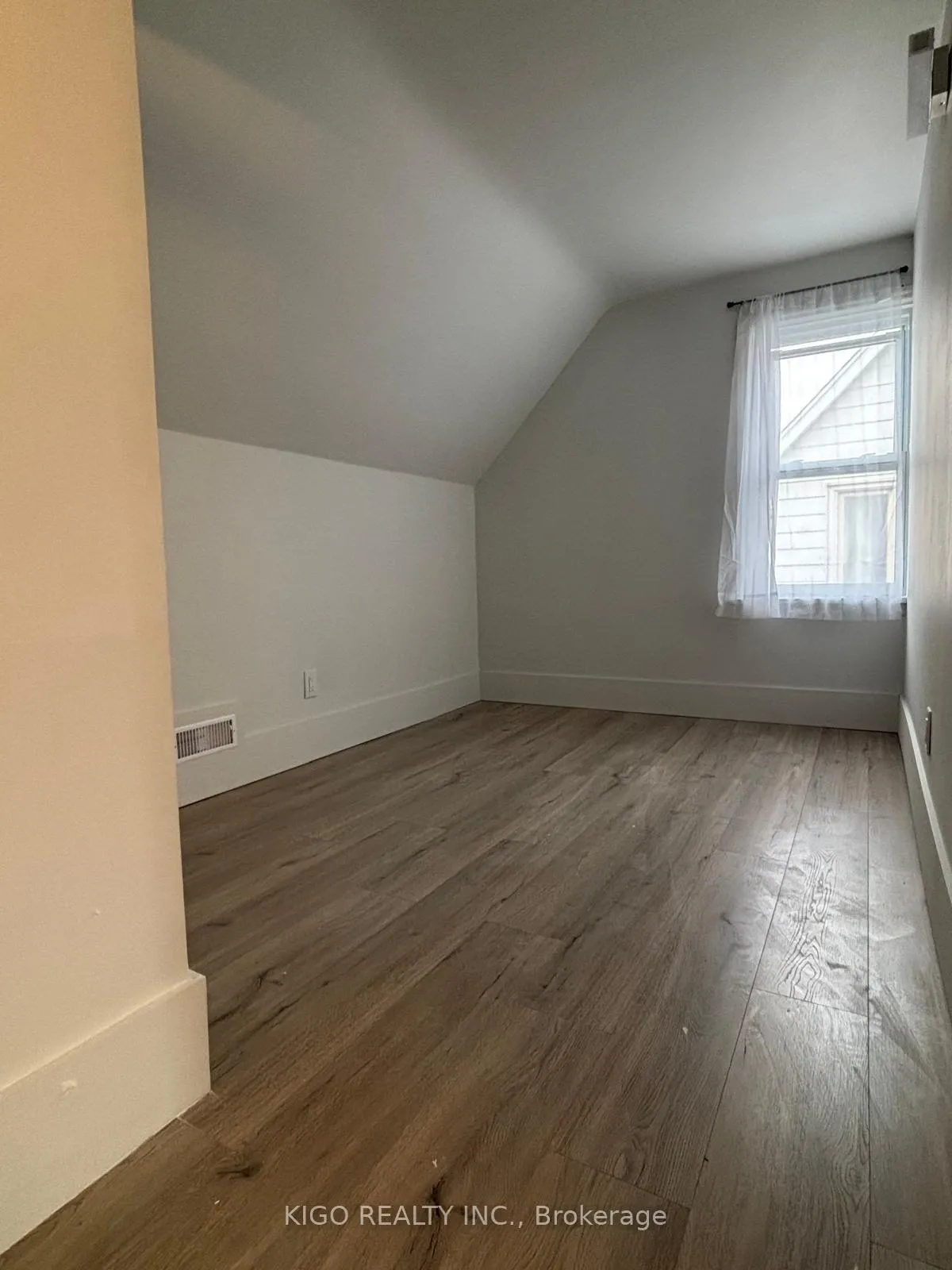 Photo 9 of 393 Weber Street E, Kitchener, King East — HOMEH