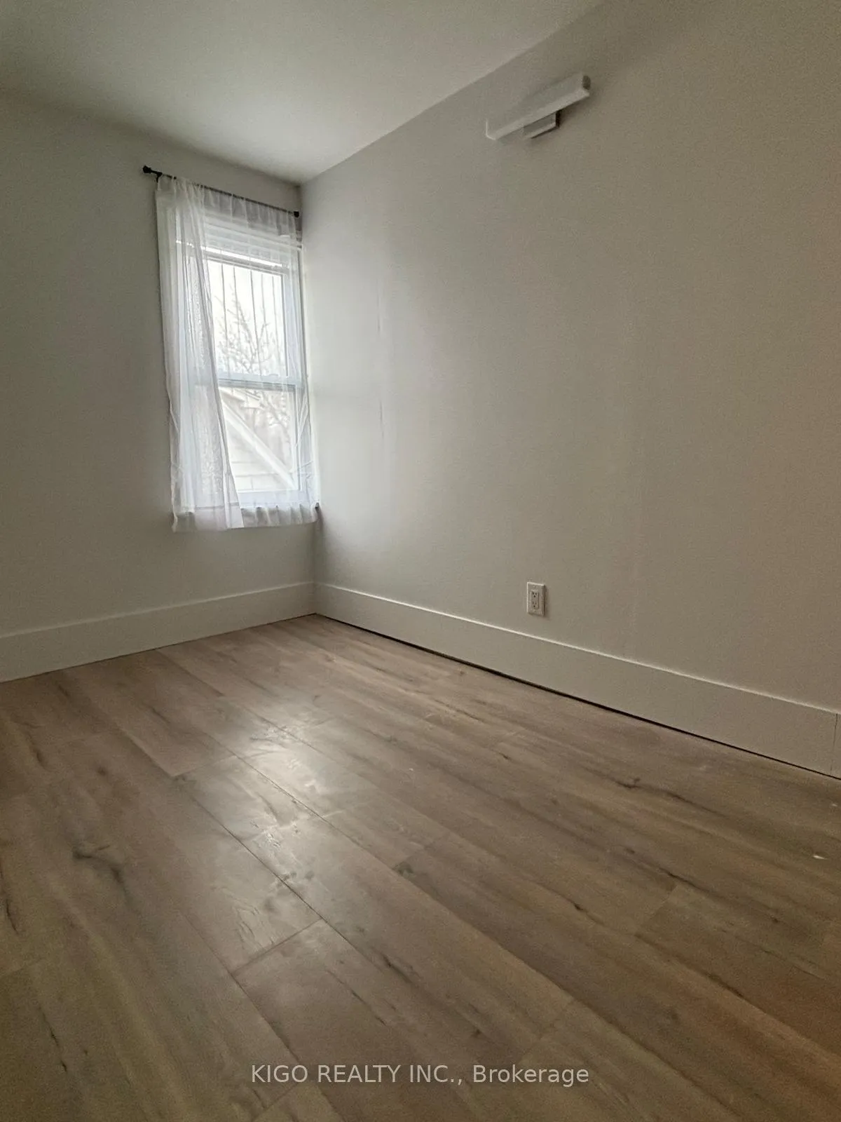 Photo 10 of 393 Weber Street E, Kitchener, King East — HOMEH