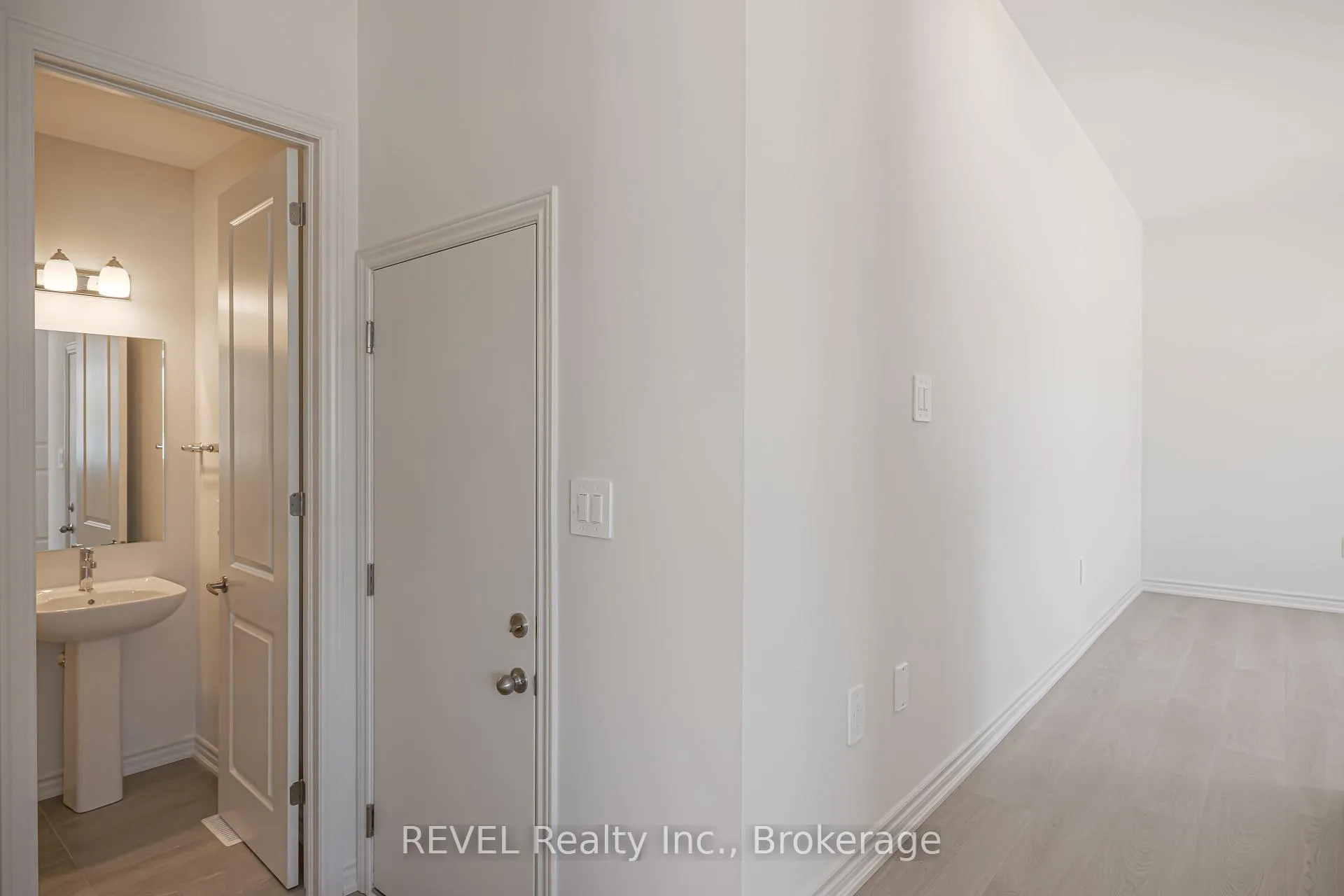 Photo 11 of 6 Rackham Lane, Clarington, Courtice — HOMEH