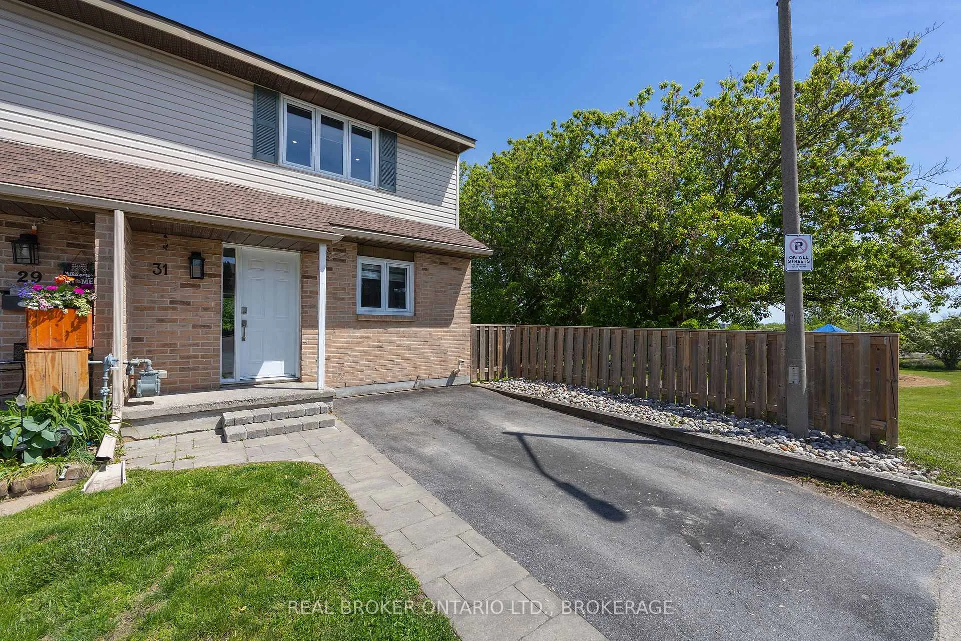 Photo 2 of 31 Coventry Crescent, Kingston, West of Sir John A. Blvd — HOMEH