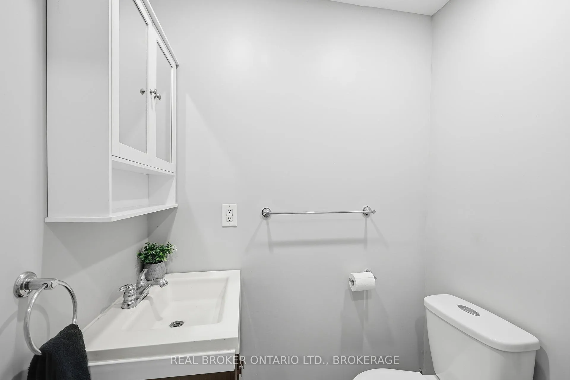 Photo 11 of 31 Coventry Crescent, Kingston, West of Sir John A. Blvd — HOMEH