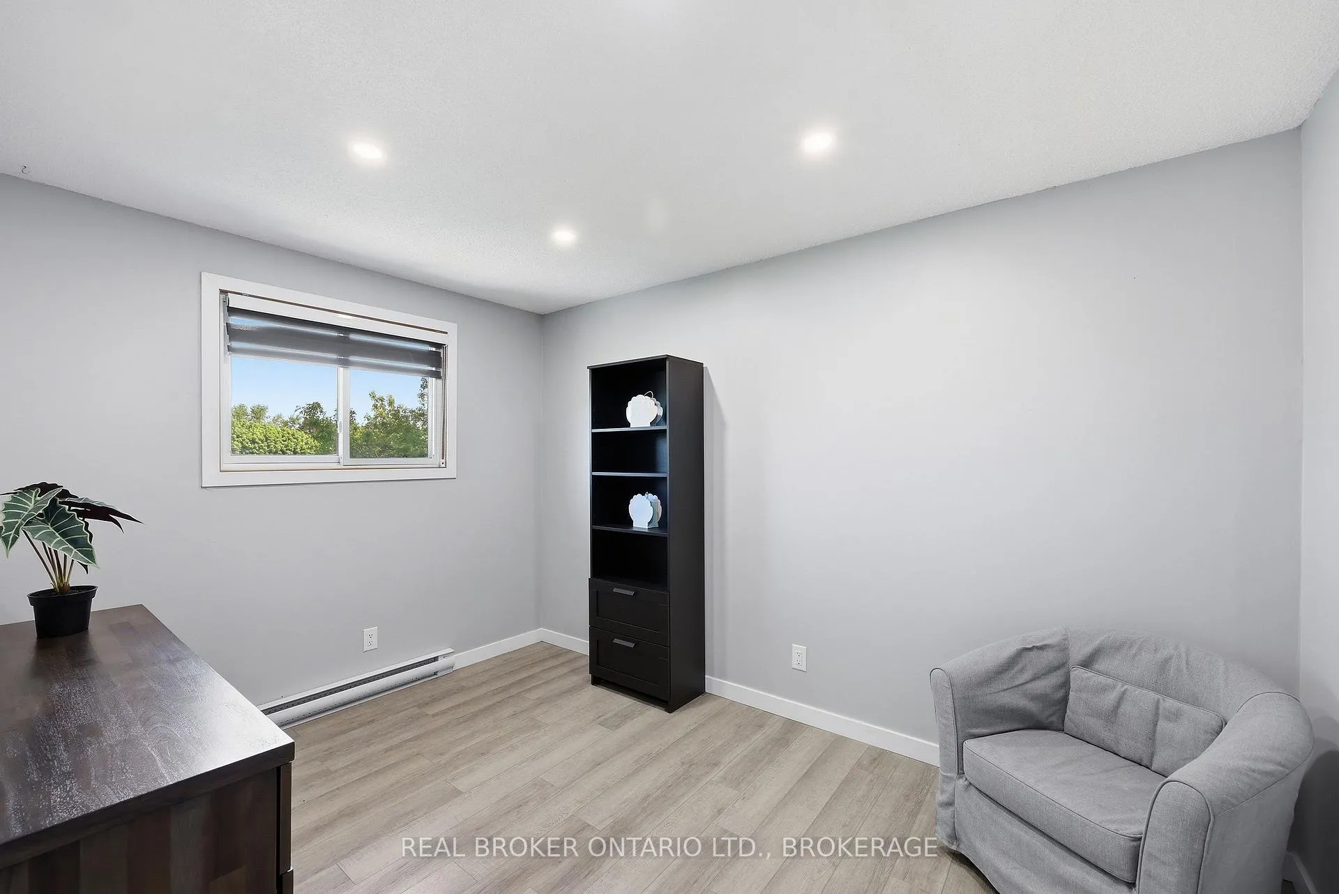Photo 23 of 31 Coventry Crescent, Kingston, West of Sir John A. Blvd — HOMEH