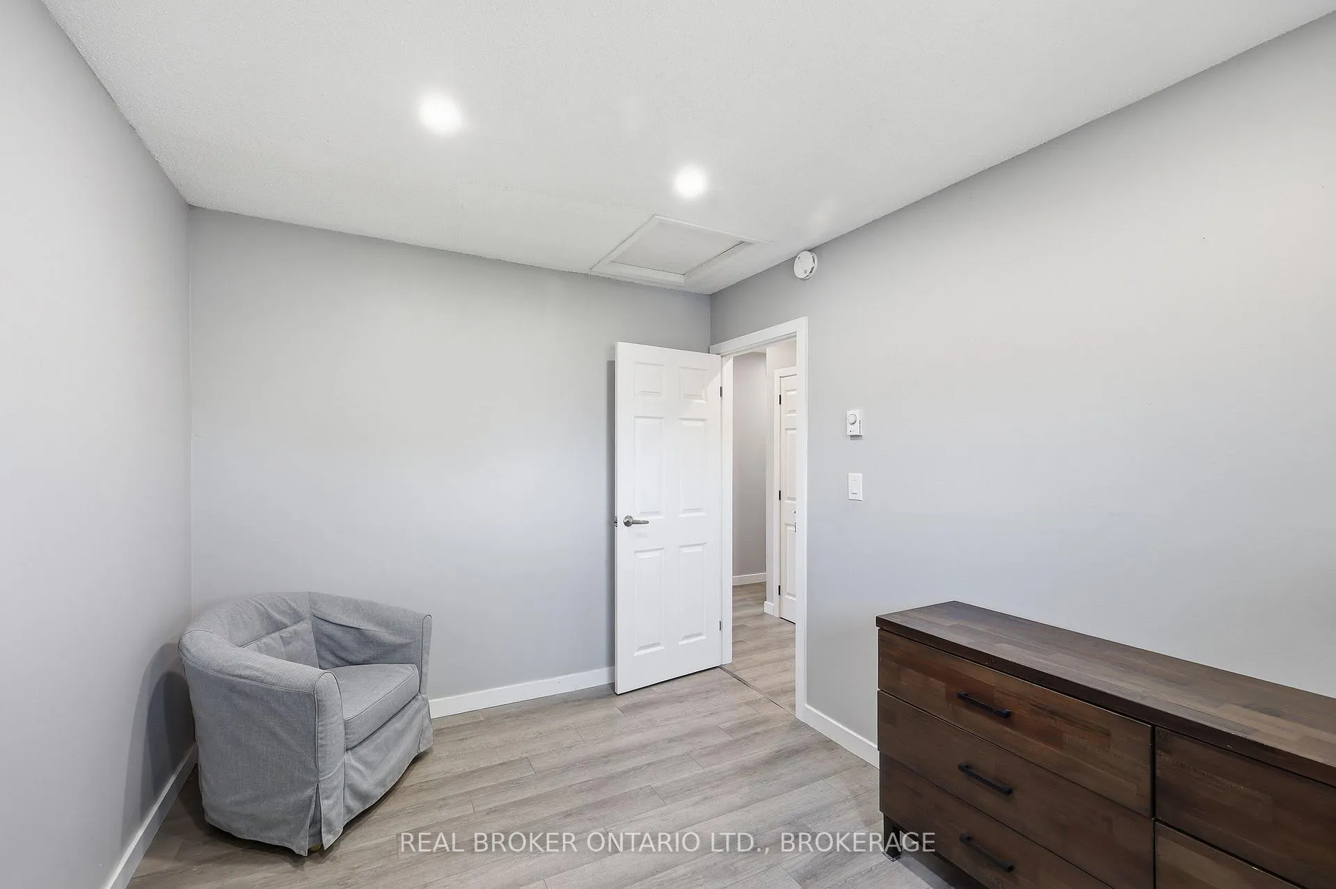 Photo 24 of 31 Coventry Crescent, Kingston, West of Sir John A. Blvd — HOMEH