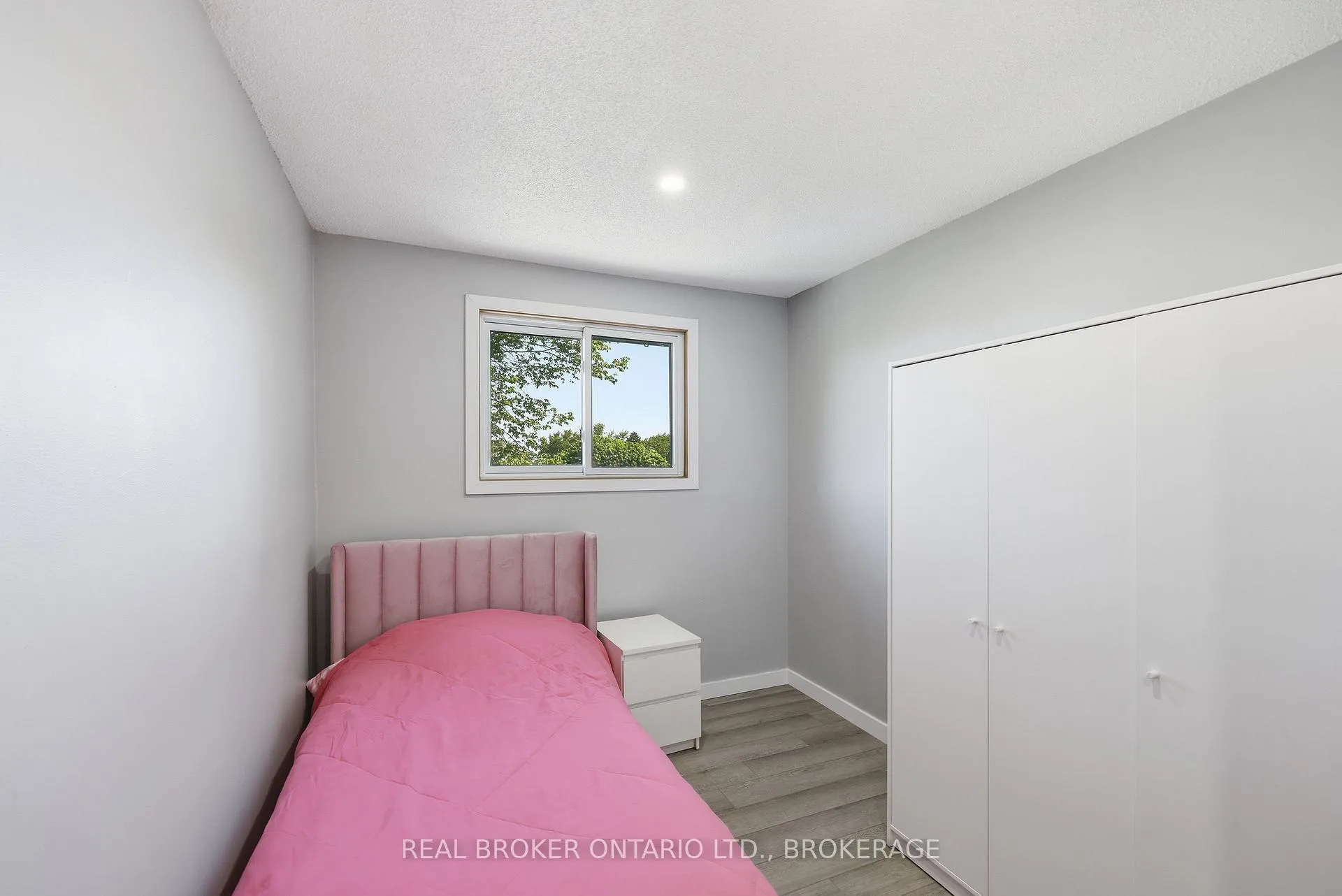 Photo 25 of 31 Coventry Crescent, Kingston, West of Sir John A. Blvd — HOMEH