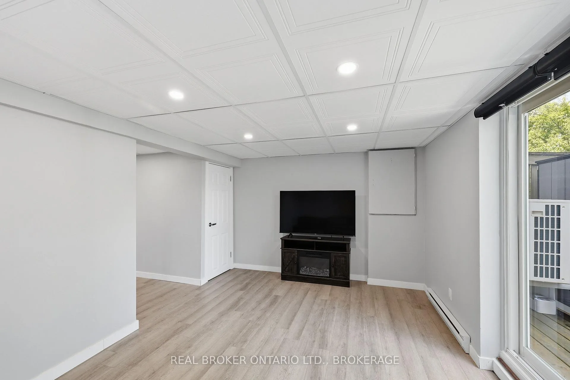 Photo 30 of 31 Coventry Crescent, Kingston, West of Sir John A. Blvd — HOMEH