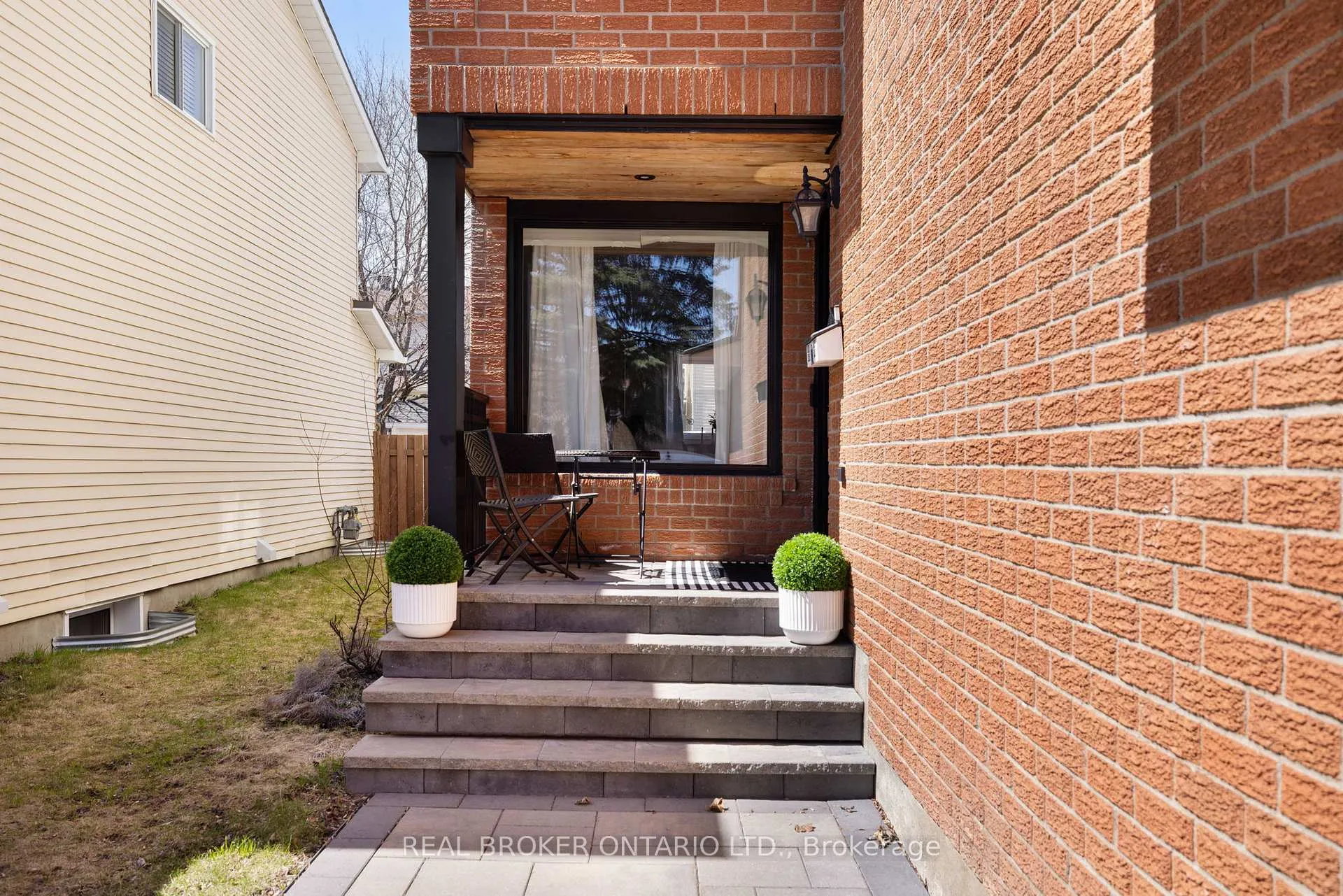 Photo 2 of 2058 Wildflower Drive, Ottawa, Queenswood Heights South — HOMEH