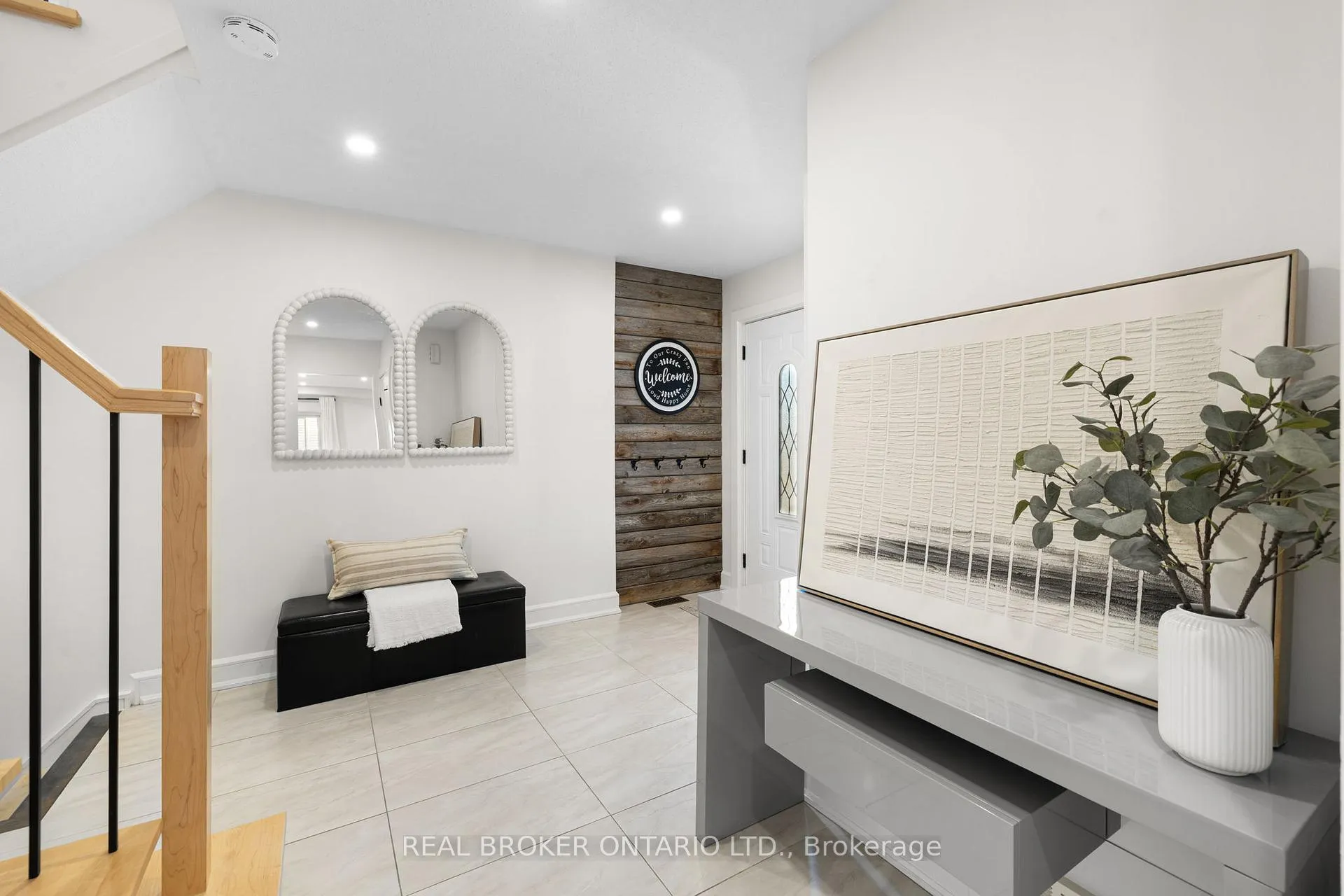 Photo 3 of 2058 Wildflower Drive, Ottawa, Queenswood Heights South — HOMEH