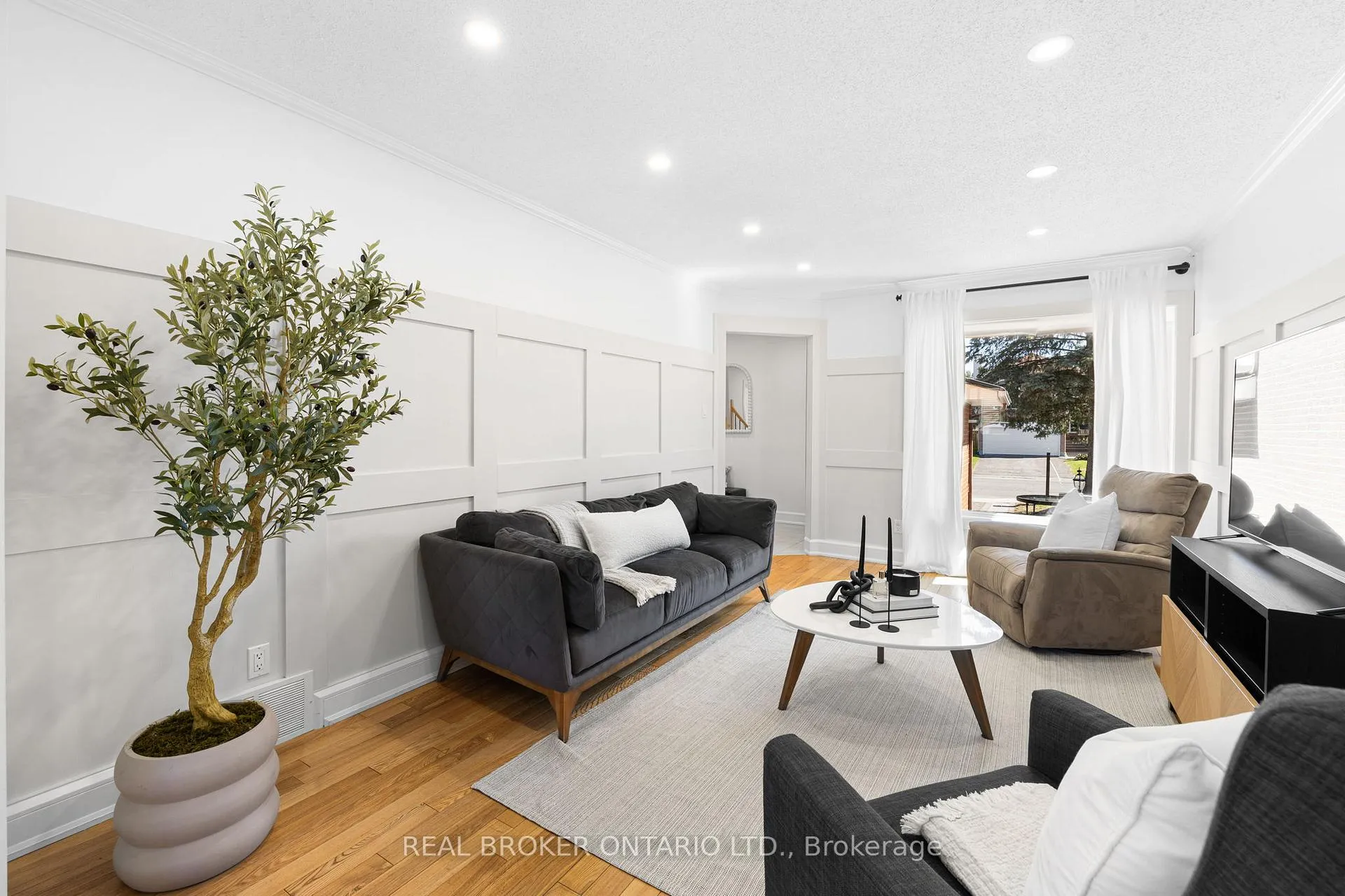 Photo 9 of 2058 Wildflower Drive, Ottawa, Queenswood Heights South — HOMEH