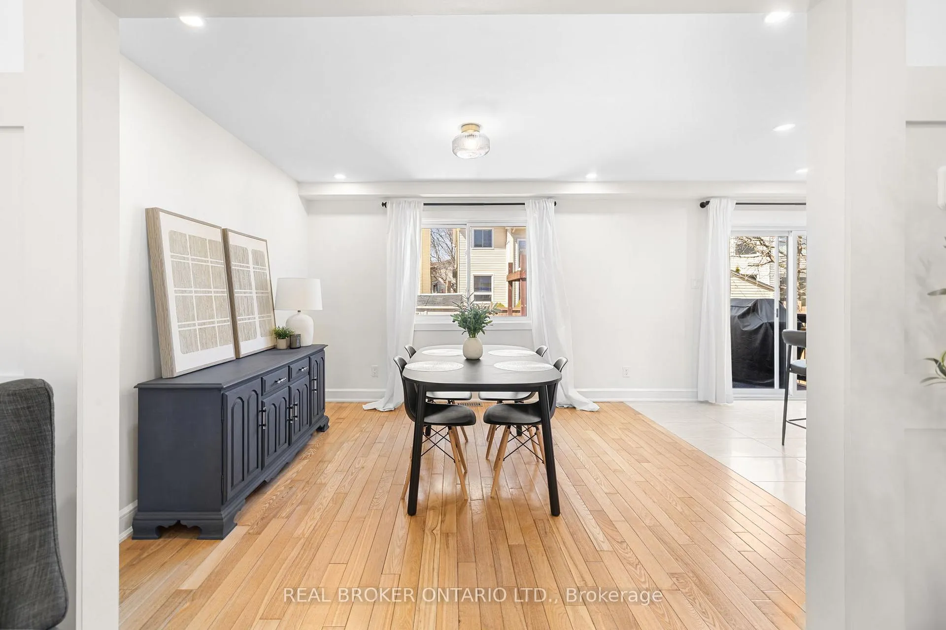 Photo 10 of 2058 Wildflower Drive, Ottawa, Queenswood Heights South — HOMEH