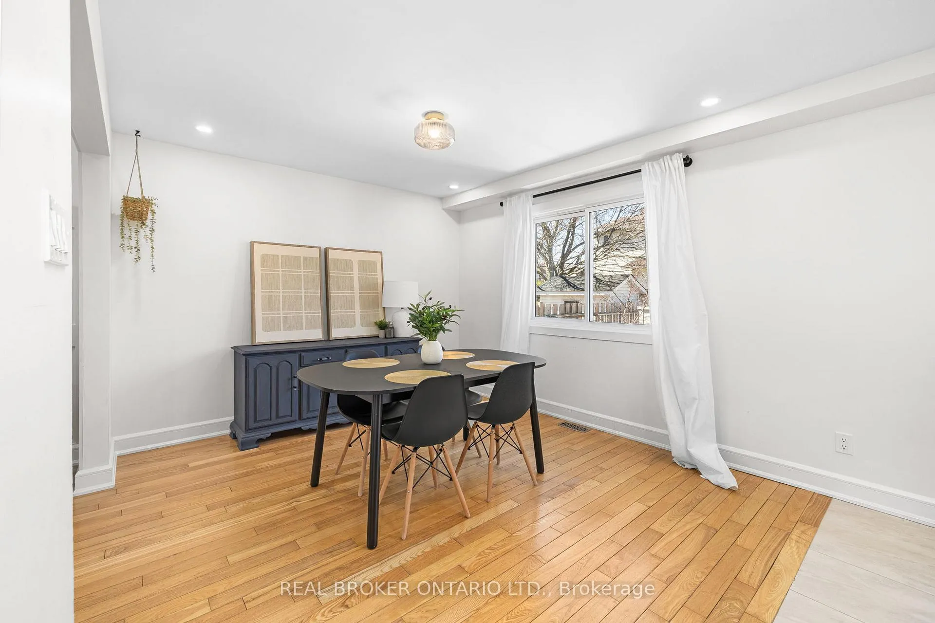 Photo 11 of 2058 Wildflower Drive, Ottawa, Queenswood Heights South — HOMEH