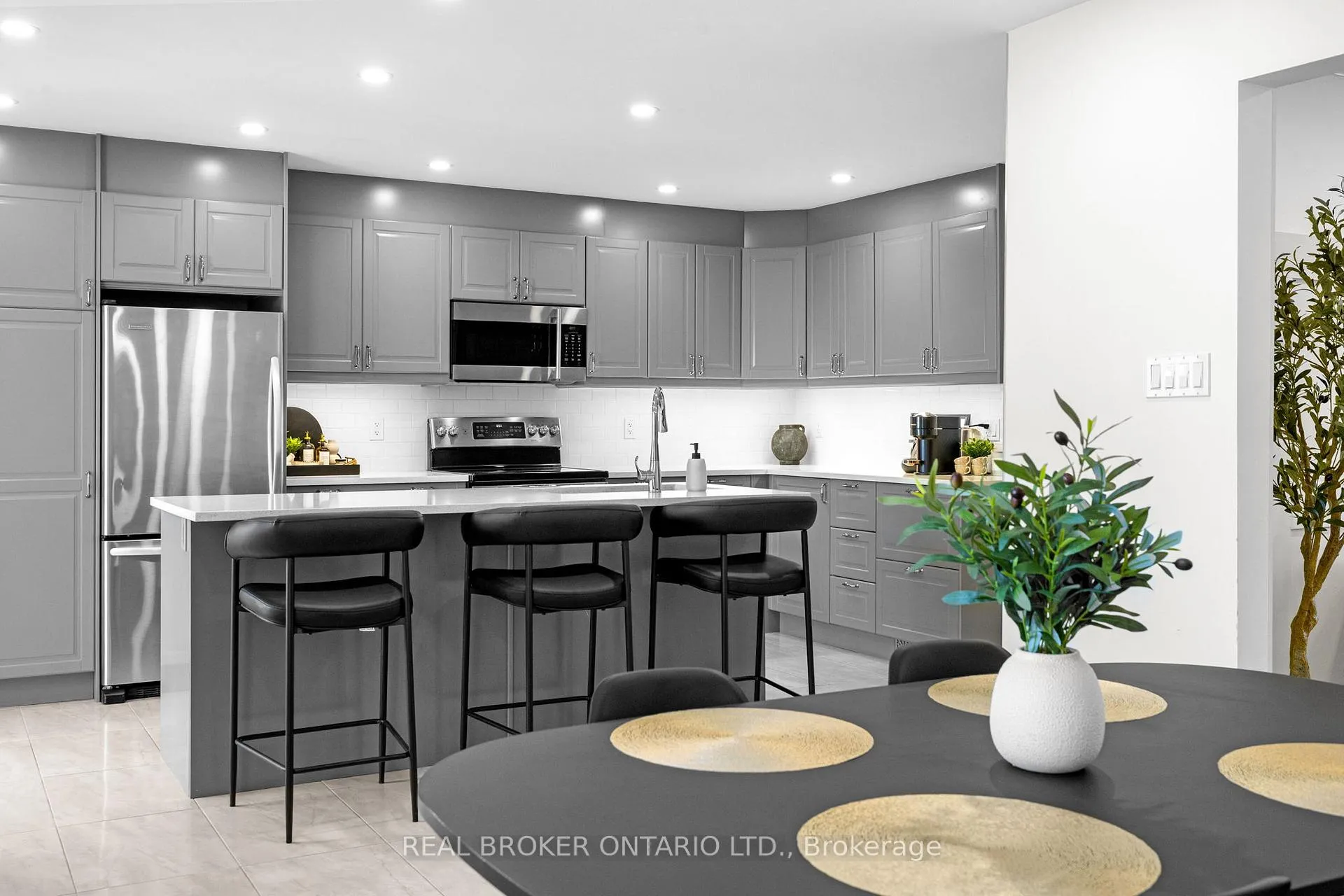 Photo 14 of 2058 Wildflower Drive, Ottawa, Queenswood Heights South — HOMEH