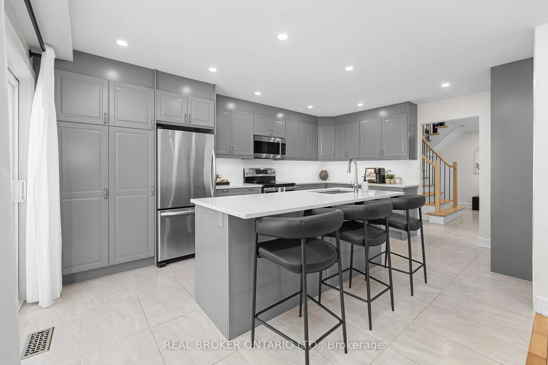 Photo 16 of 2058 Wildflower Drive, Ottawa, Queenswood Heights South — HOMEH