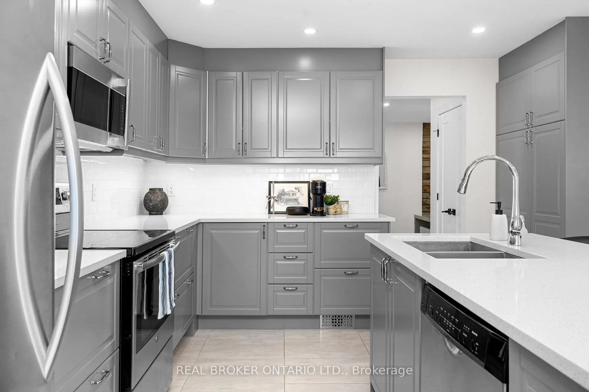 Photo 18 of 2058 Wildflower Drive, Ottawa, Queenswood Heights South — HOMEH