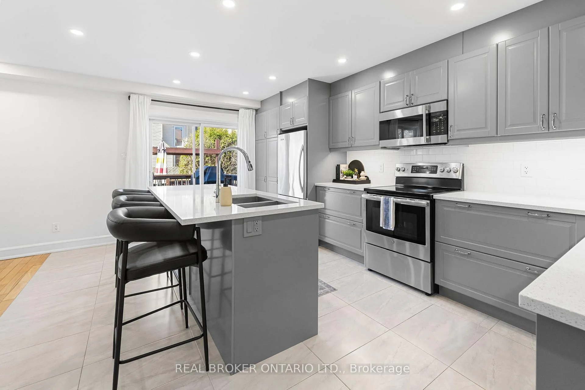 Photo 22 of 2058 Wildflower Drive, Ottawa, Queenswood Heights South — HOMEH