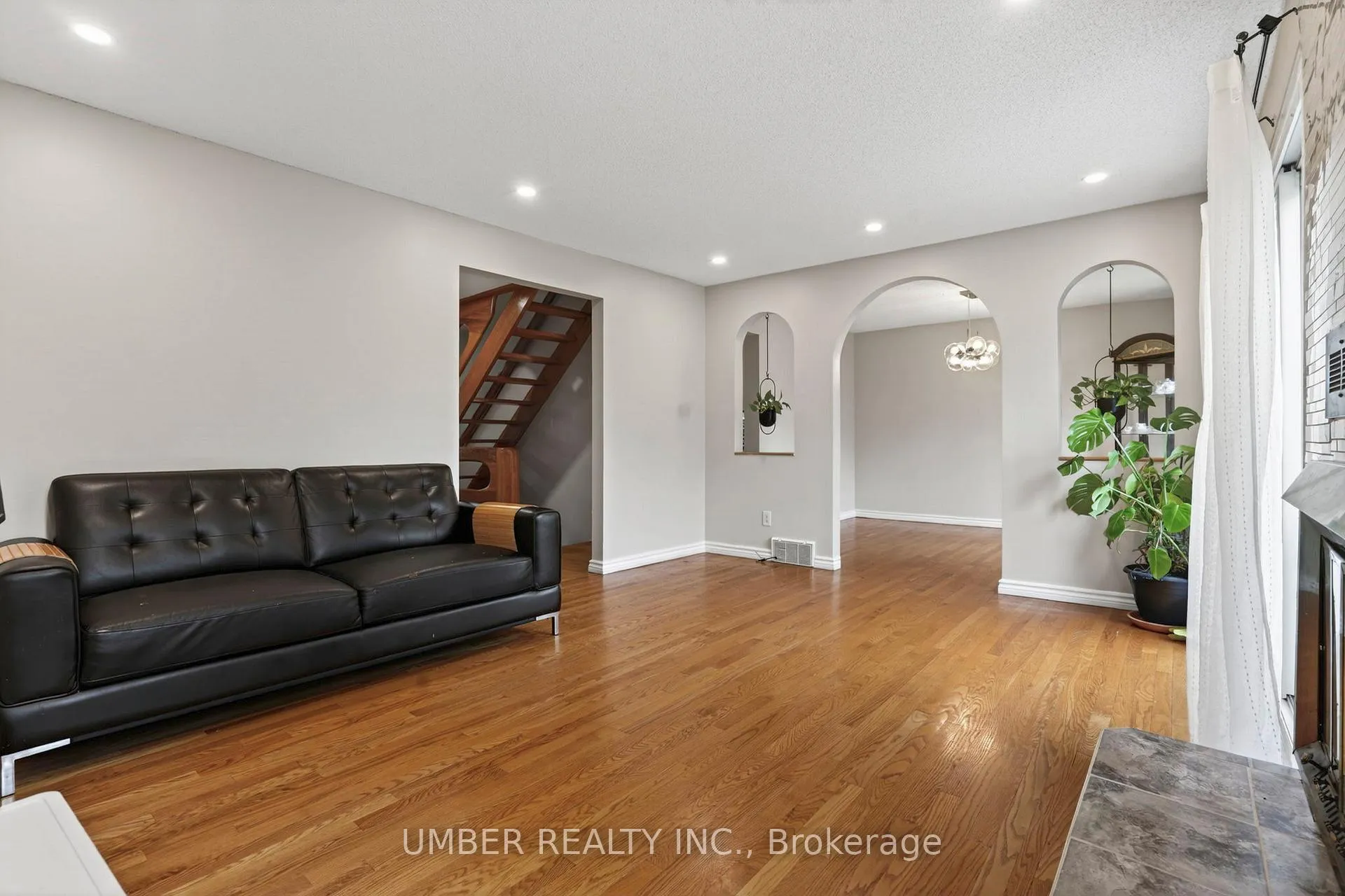 Photo 6 of 258 Anglehart Avenue, Ottawa, Queenswood Heights South — HOMEH