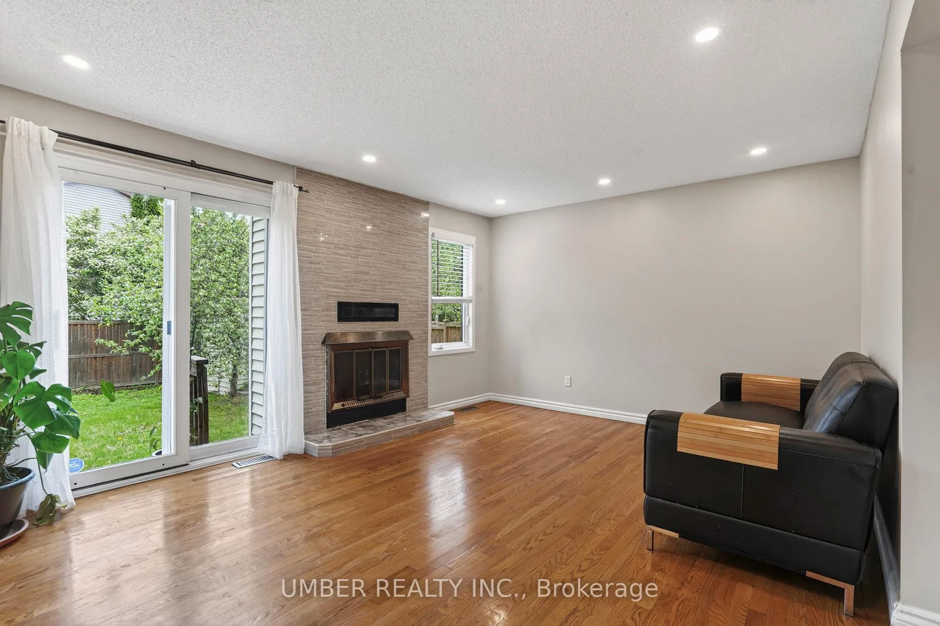 Photo 8 of 258 Anglehart Avenue, Ottawa, Queenswood Heights South — HOMEH