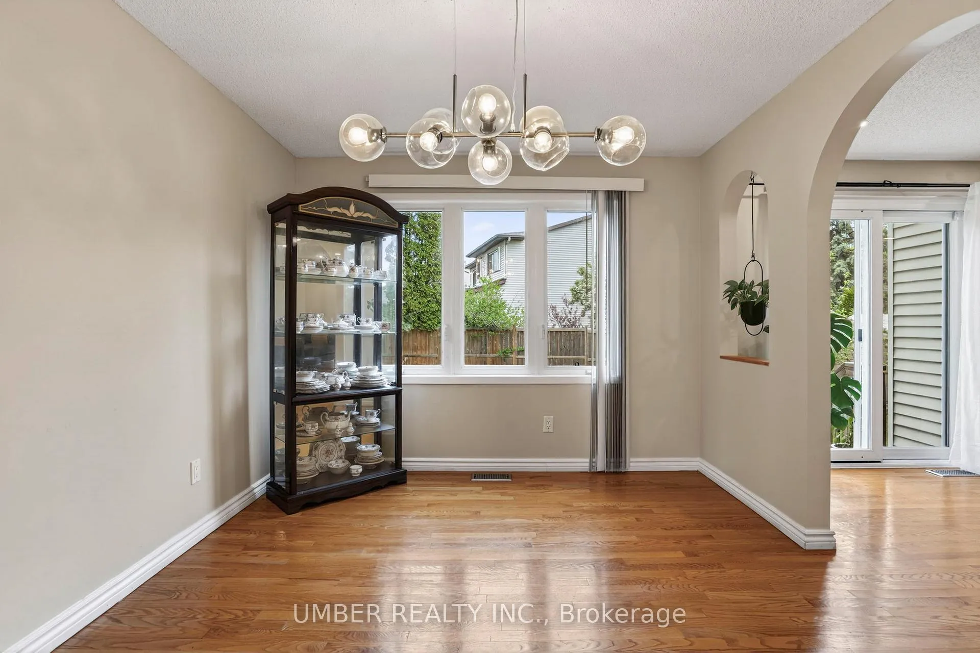 Photo 9 of 258 Anglehart Avenue, Ottawa, Queenswood Heights South — HOMEH