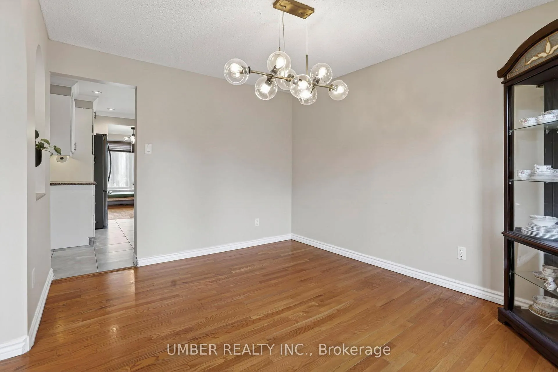 Photo 10 of 258 Anglehart Avenue, Ottawa, Queenswood Heights South — HOMEH