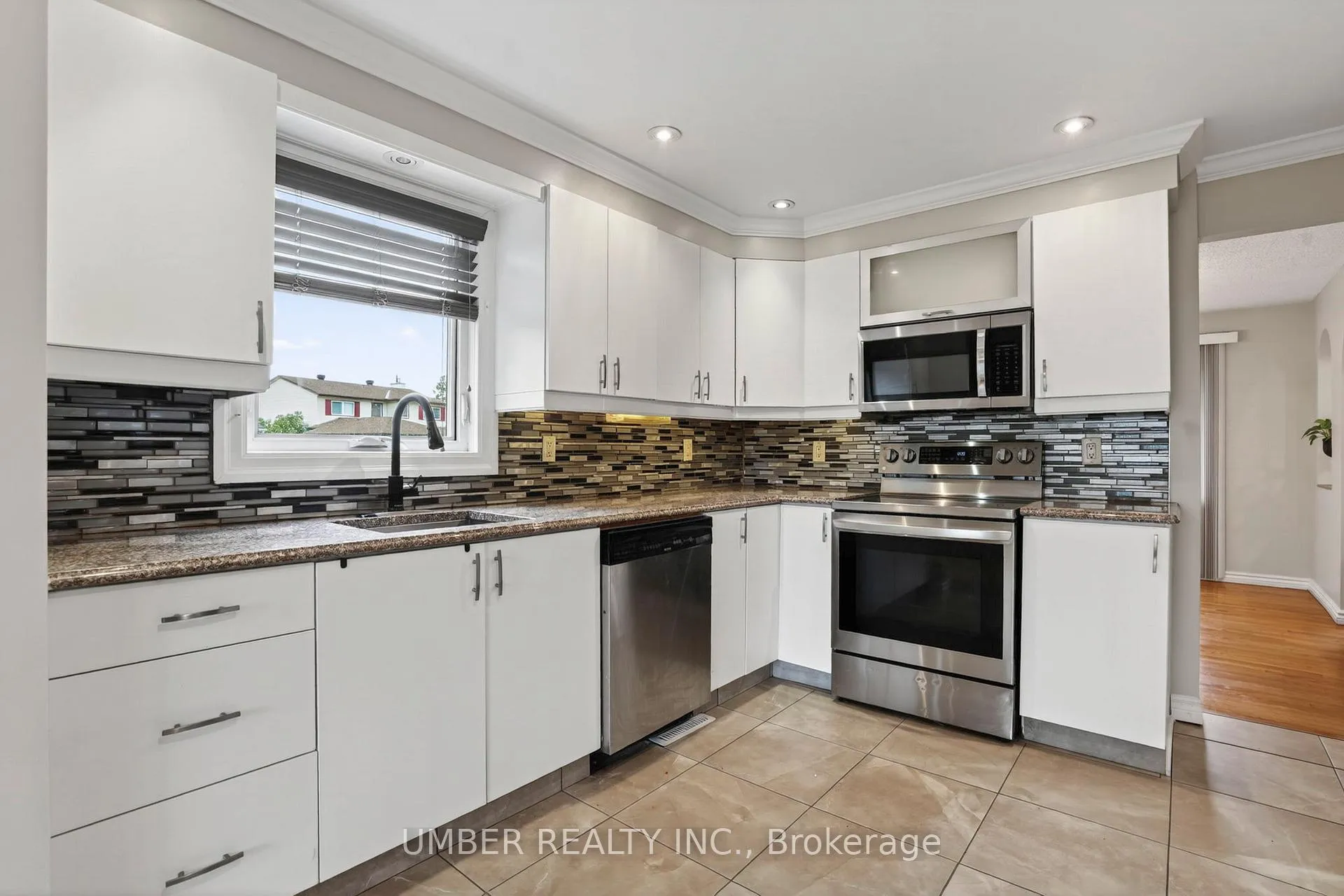 Photo 13 of 258 Anglehart Avenue, Ottawa, Queenswood Heights South — HOMEH