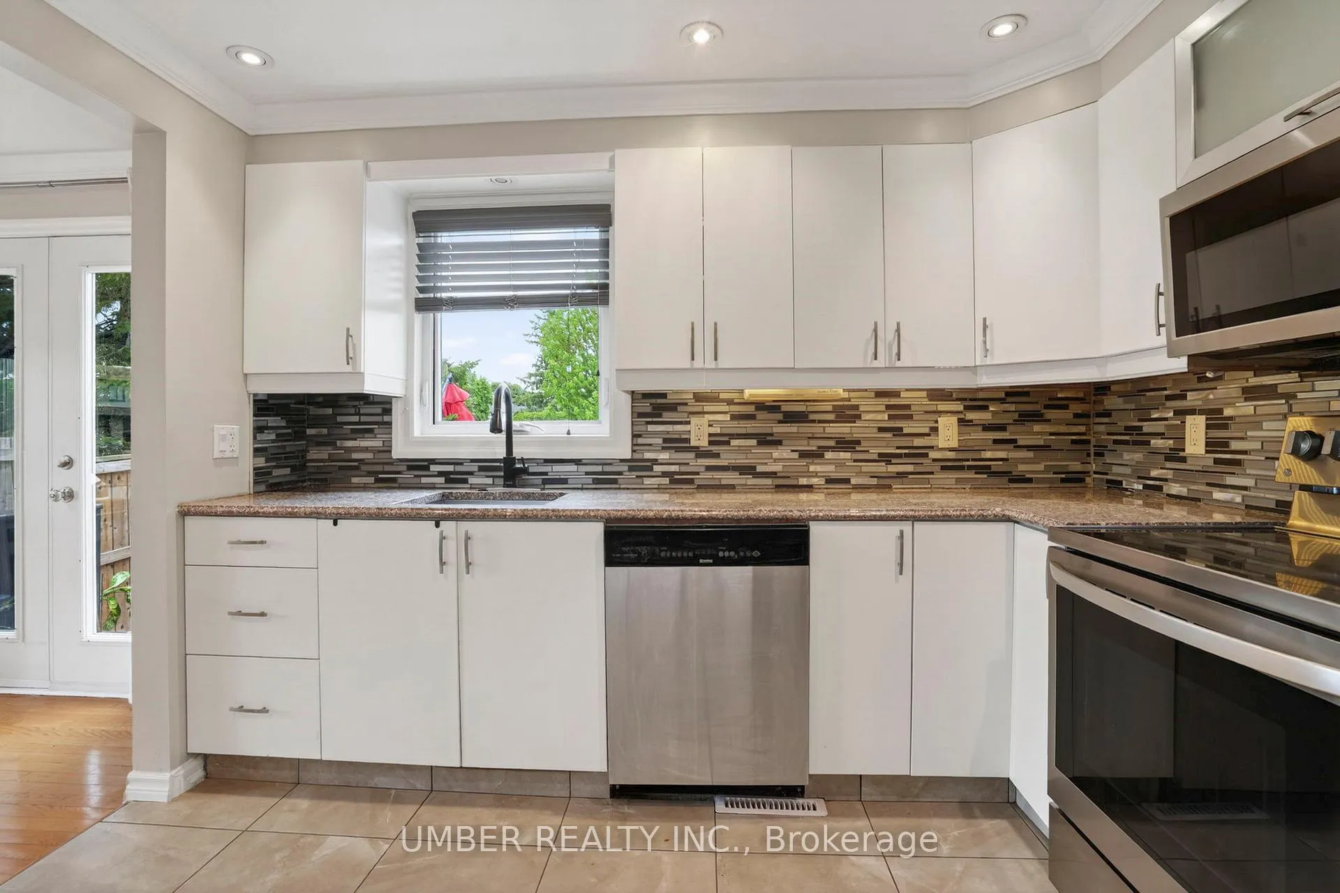 Photo 14 of 258 Anglehart Avenue, Ottawa, Queenswood Heights South — HOMEH