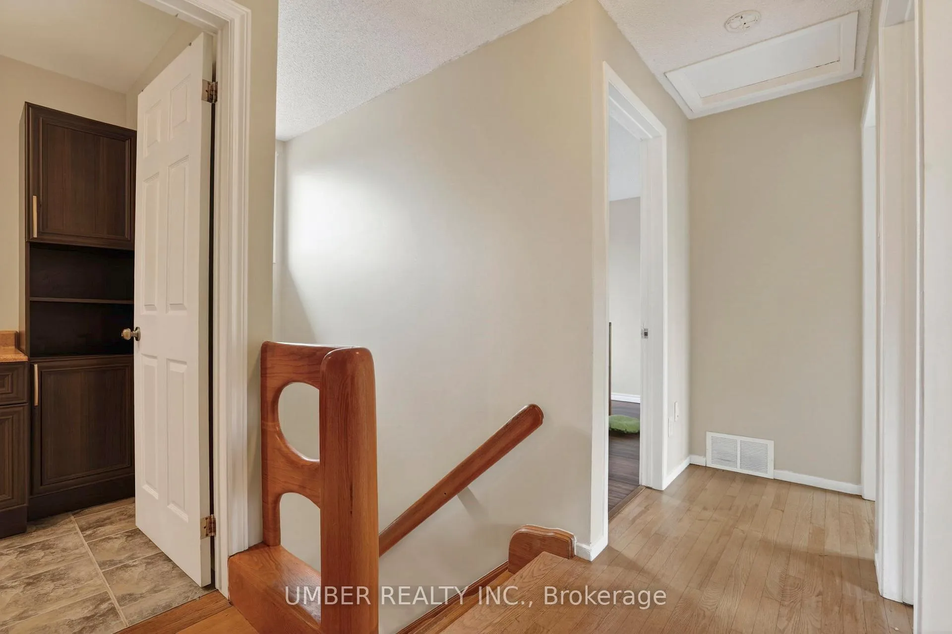 Photo 23 of 258 Anglehart Avenue, Ottawa, Queenswood Heights South — HOMEH