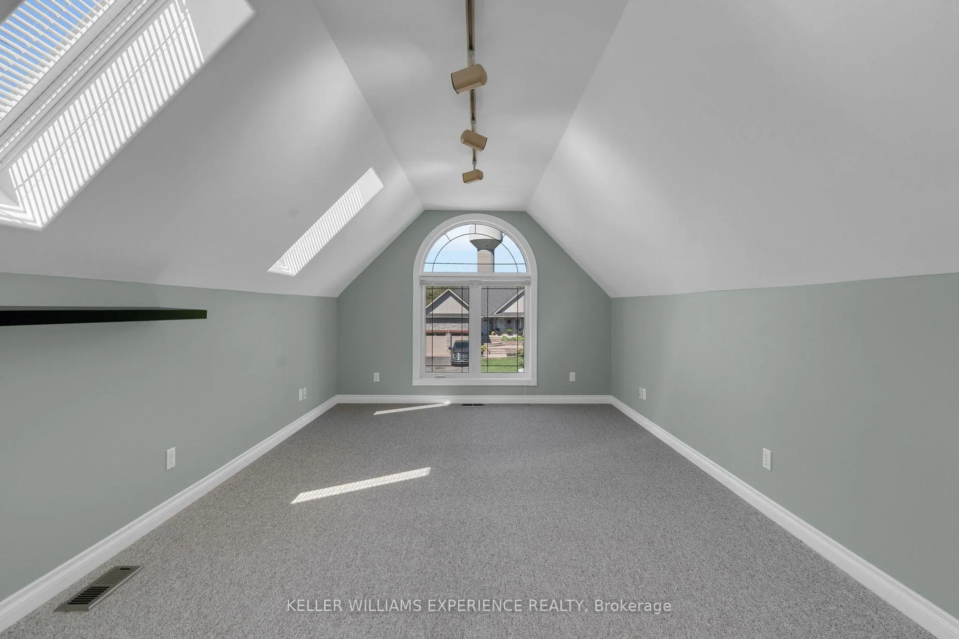 Photo 12 of 61 Highland Drive, Oro-Medonte, Horseshoe Valley — HOMEH