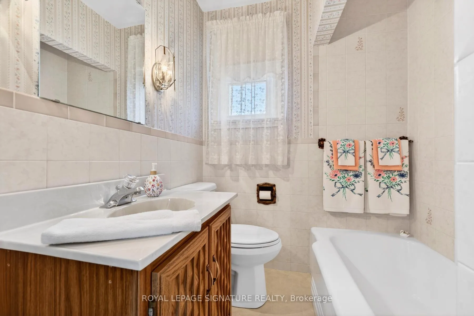 Photo 13 of 820 Simcoe Street N, Oshawa, Centennial — HOMEH