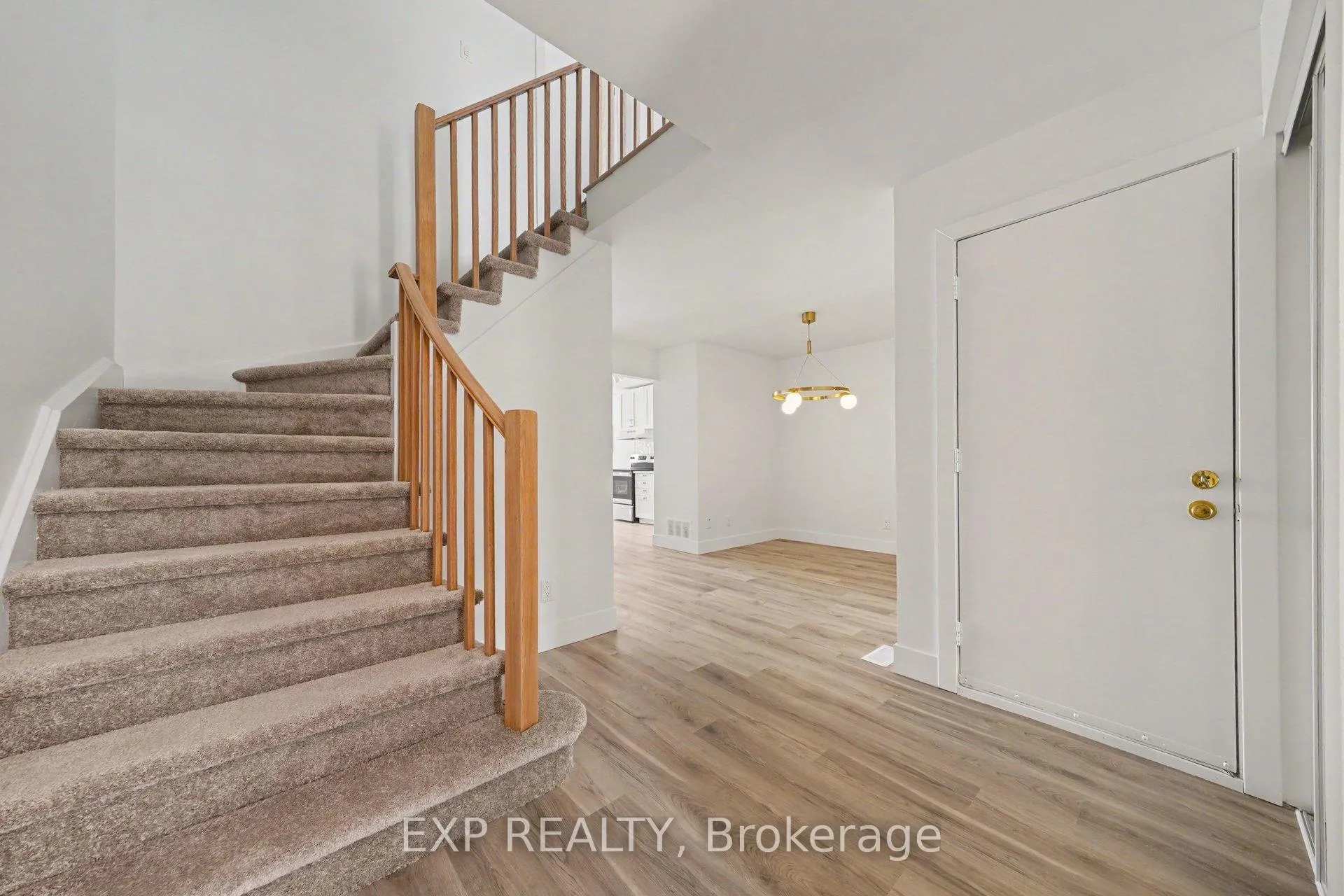 Photo 3 of 2043 Sunland Drive, Ottawa, Fallingbrook/Gardenway South — HOMEH
