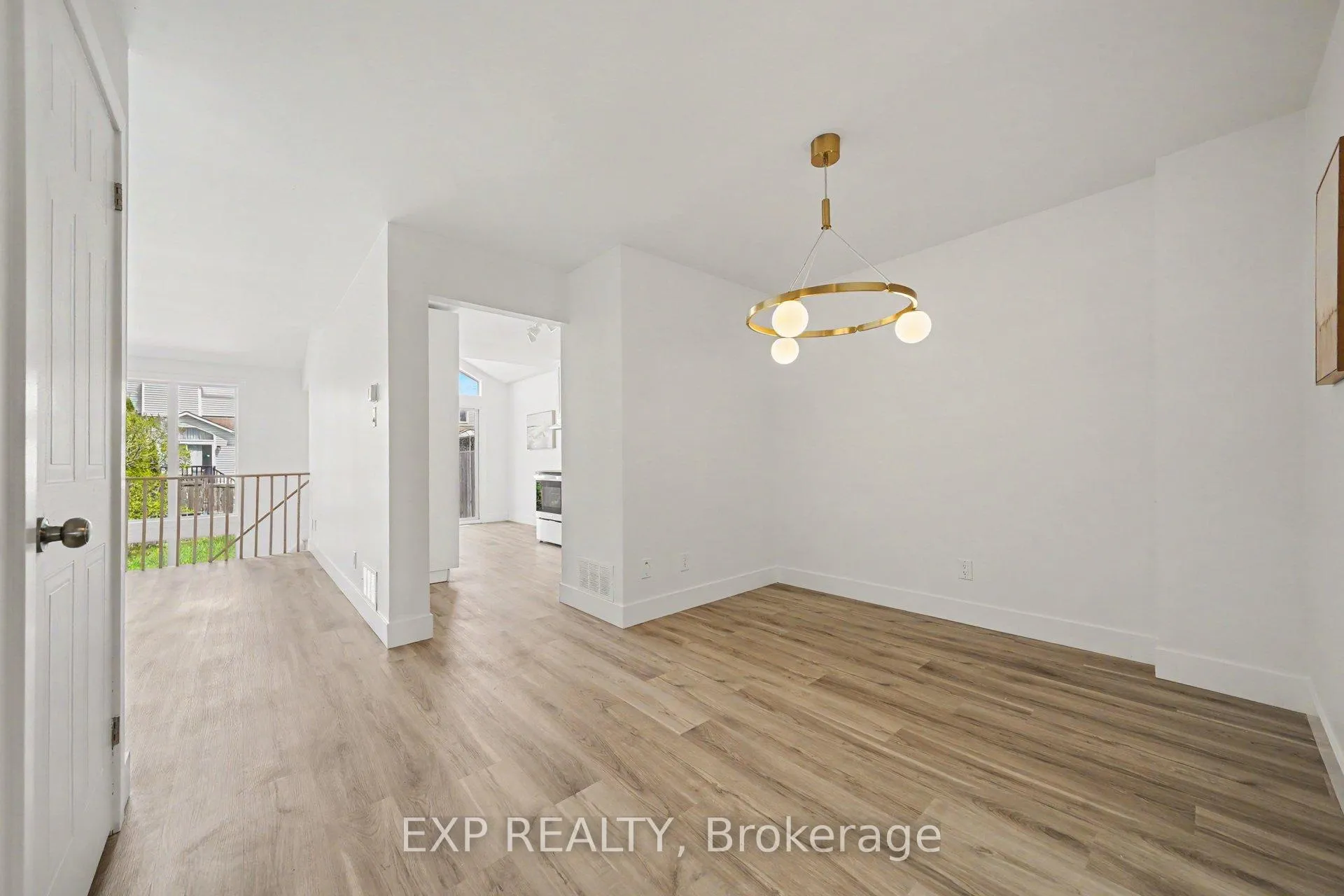 Photo 4 of 2043 Sunland Drive, Ottawa, Fallingbrook/Gardenway South — HOMEH