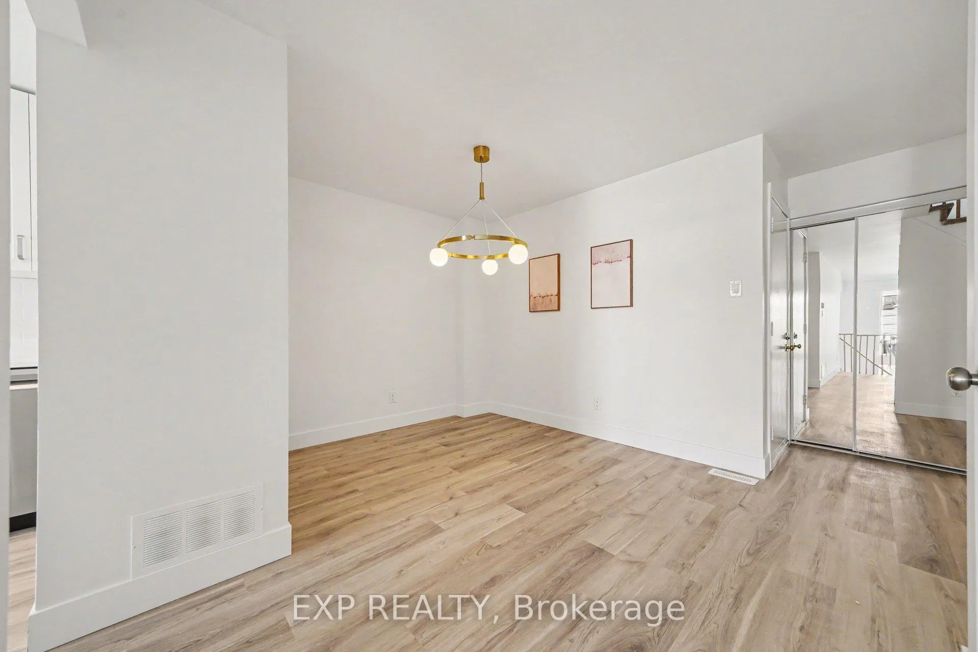 Photo 5 of 2043 Sunland Drive, Ottawa, Fallingbrook/Gardenway South — HOMEH
