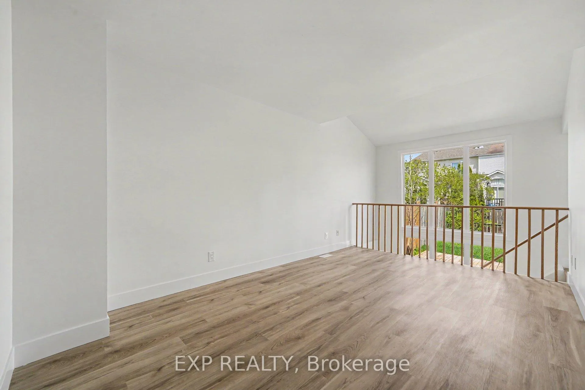 Photo 6 of 2043 Sunland Drive, Ottawa, Fallingbrook/Gardenway South — HOMEH