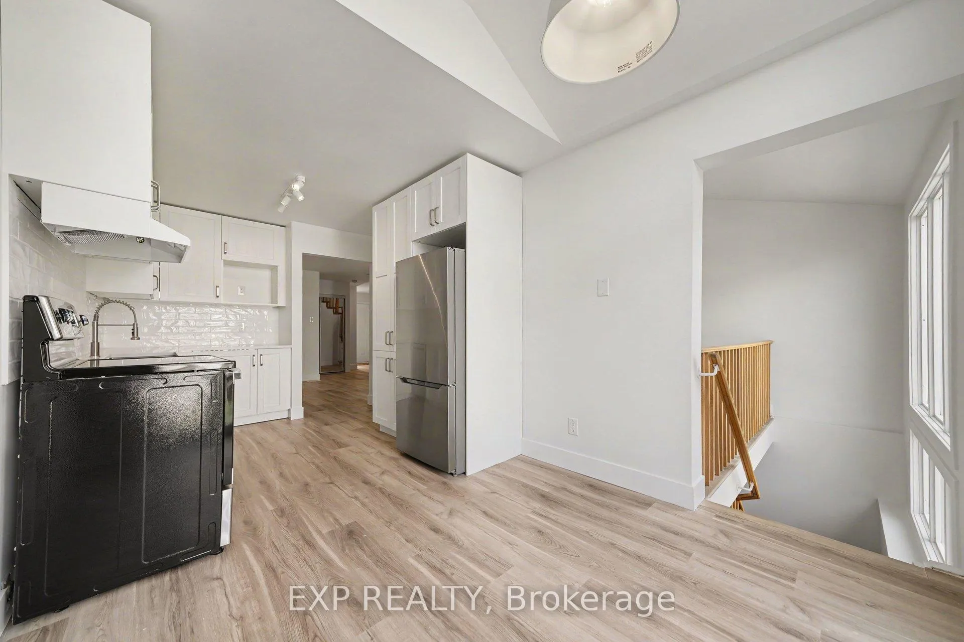 Photo 8 of 2043 Sunland Drive, Ottawa, Fallingbrook/Gardenway South — HOMEH
