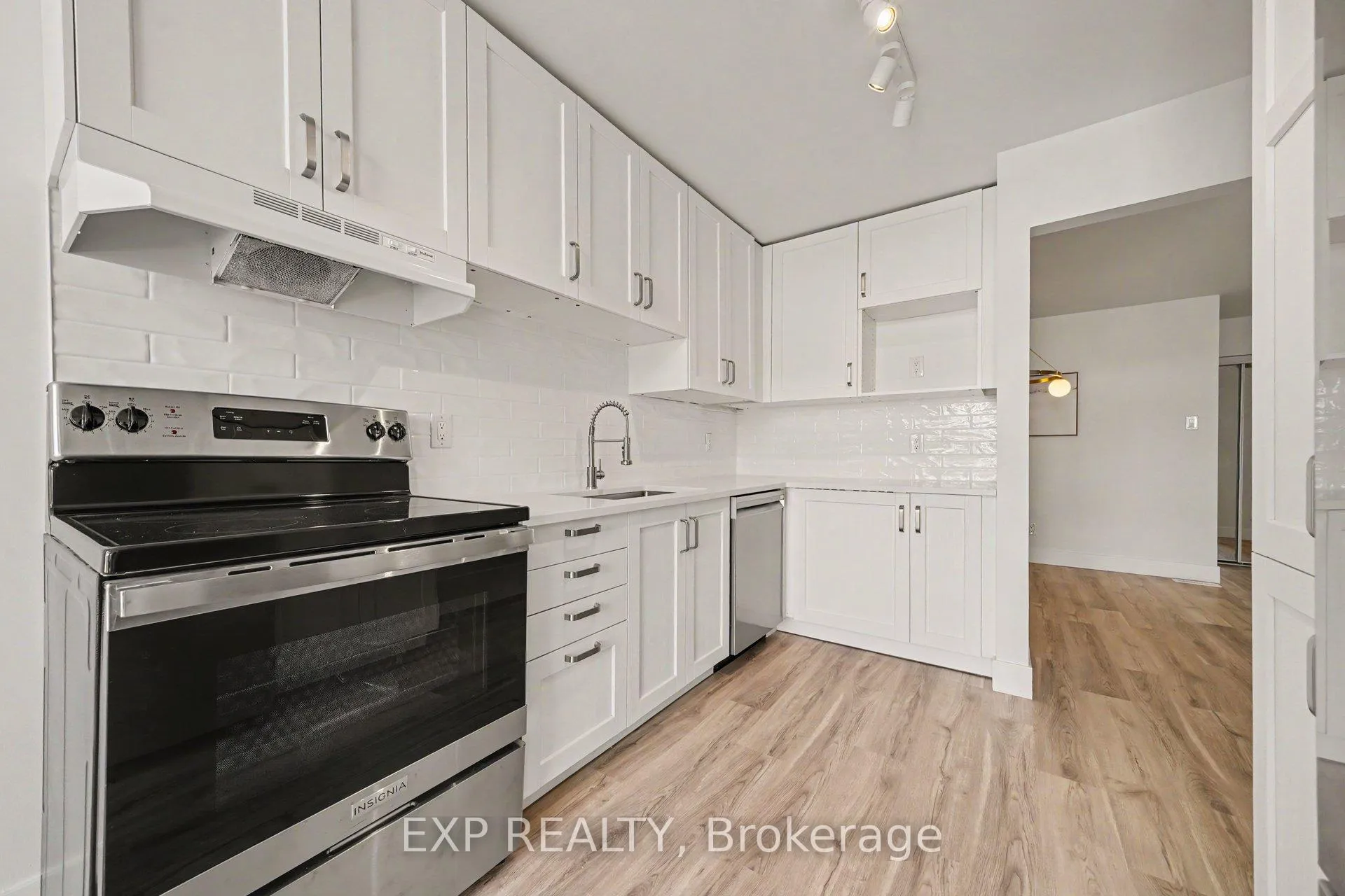 Photo 9 of 2043 Sunland Drive, Ottawa, Fallingbrook/Gardenway South — HOMEH