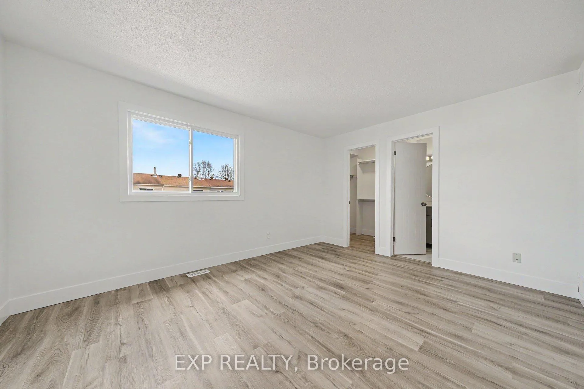 Photo 11 of 2043 Sunland Drive, Ottawa, Fallingbrook/Gardenway South — HOMEH
