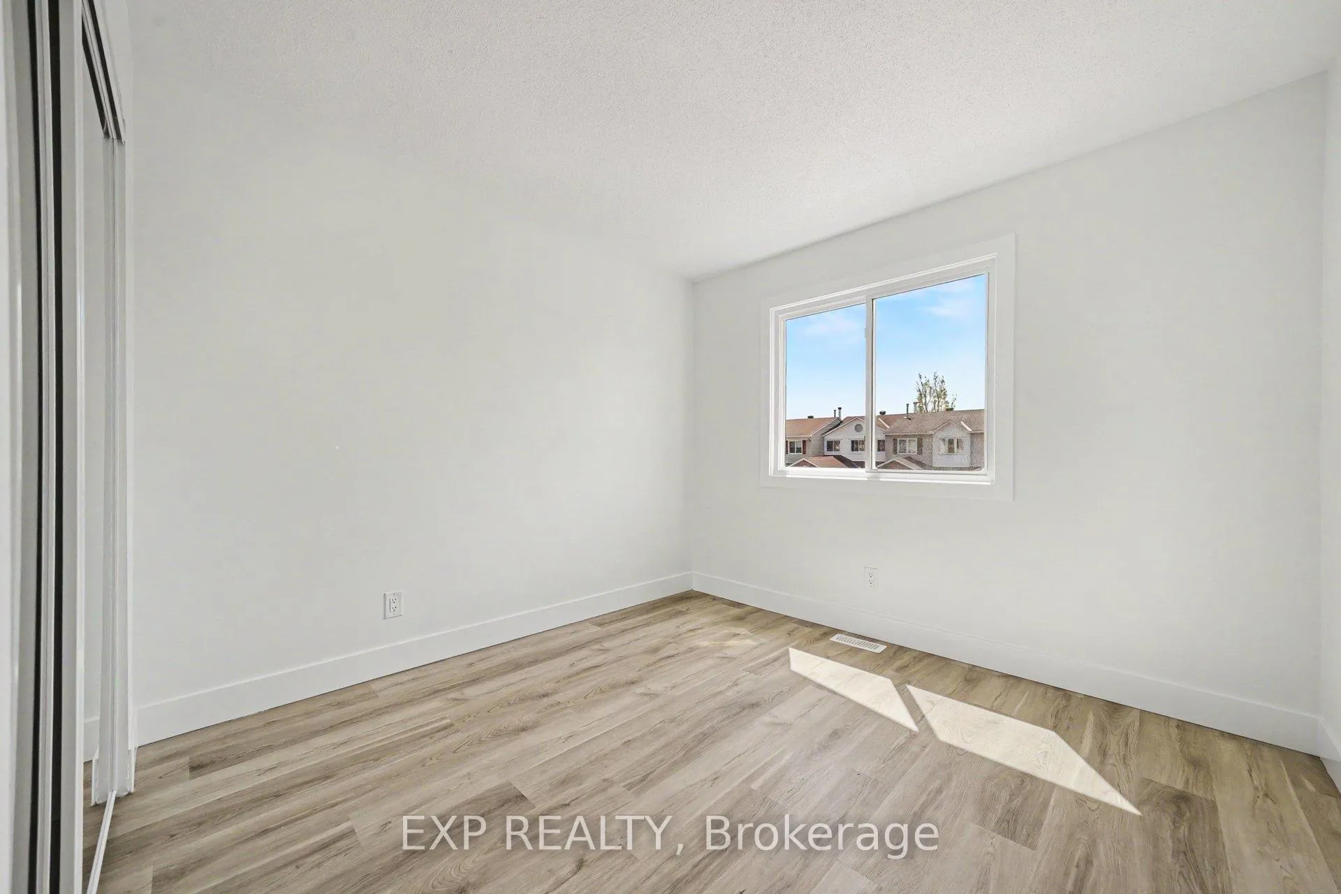 Photo 12 of 2043 Sunland Drive, Ottawa, Fallingbrook/Gardenway South — HOMEH