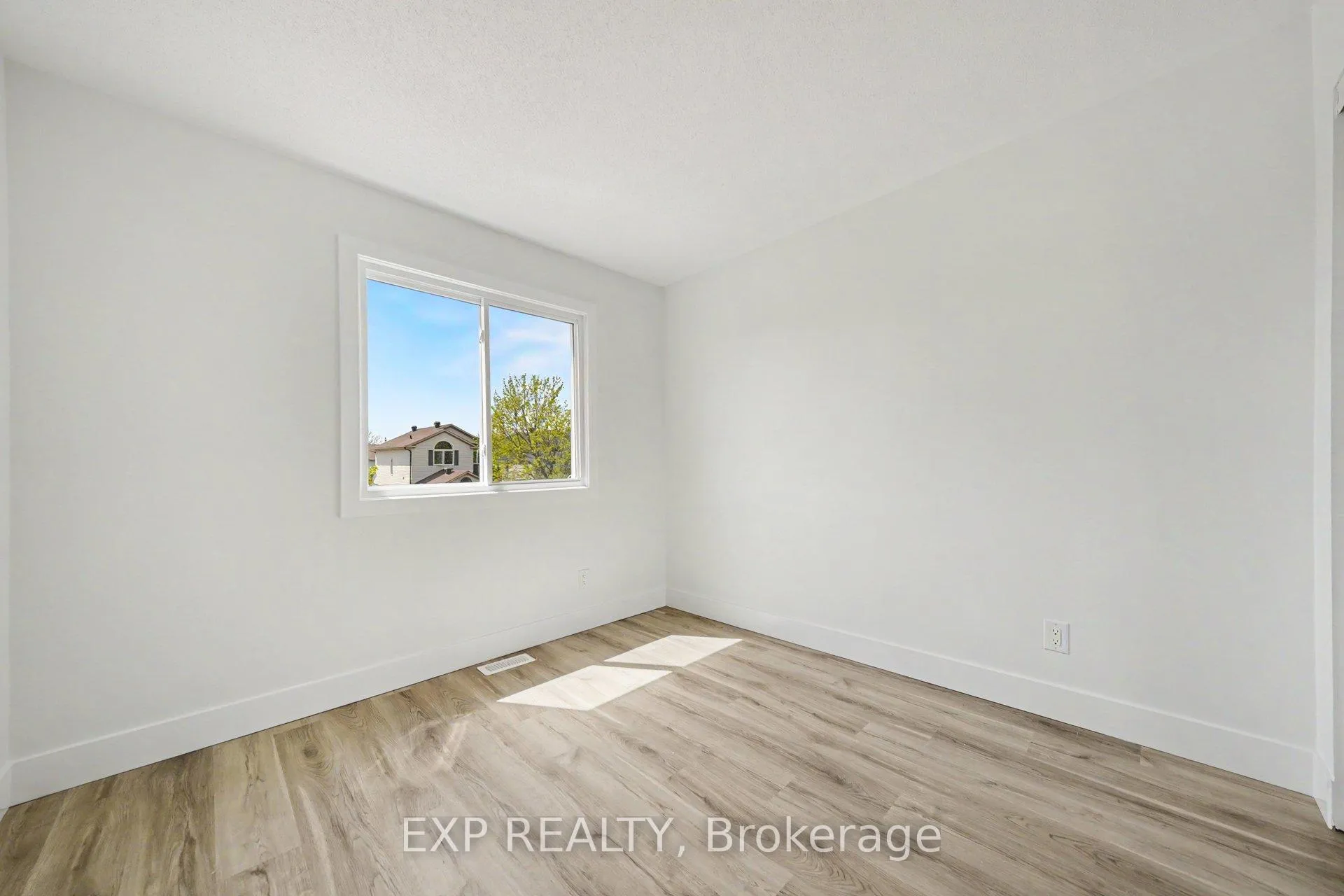 Photo 14 of 2043 Sunland Drive, Ottawa, Fallingbrook/Gardenway South — HOMEH