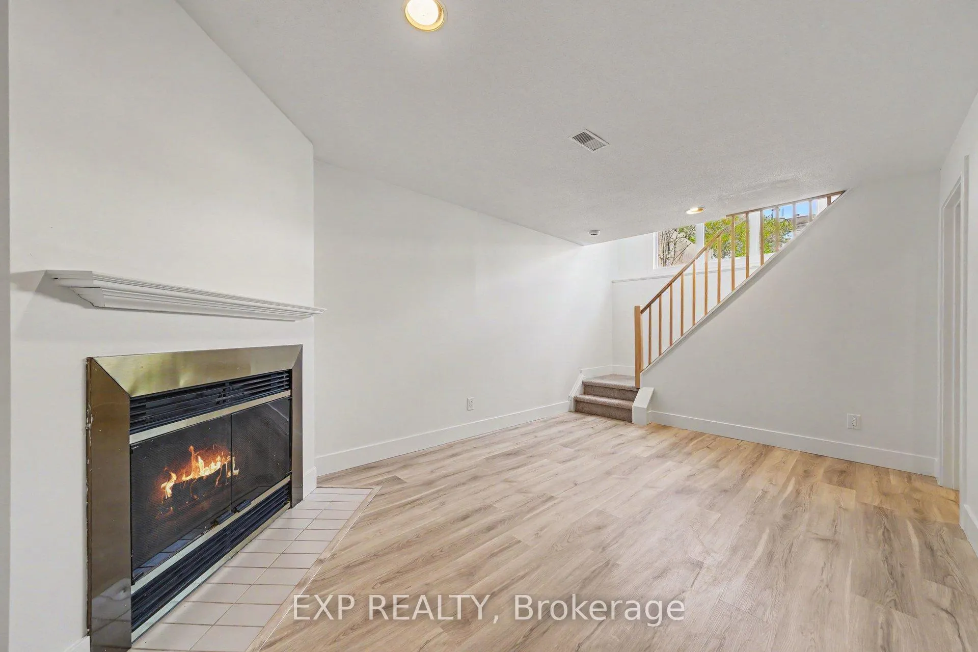 Photo 16 of 2043 Sunland Drive, Ottawa, Fallingbrook/Gardenway South — HOMEH