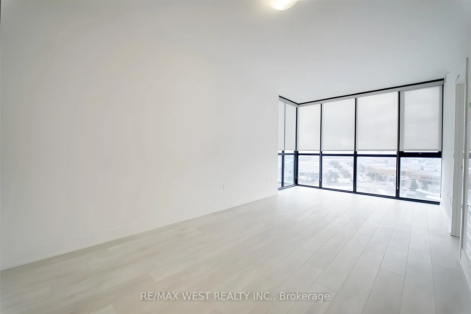 Photo 5 of Unit 909, 2908 Highway 7 Road, Vaughan, Concord — HOMEH