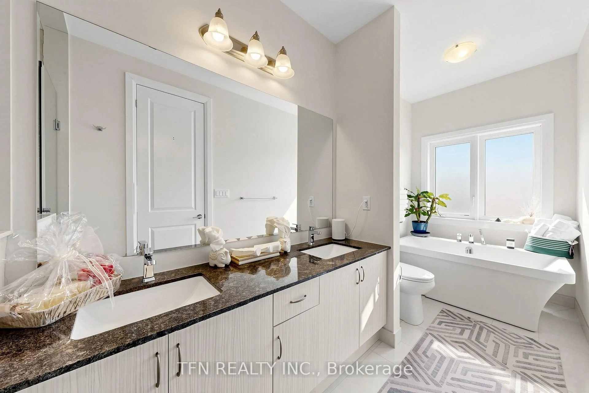 Photo 17 of 30 Hesperus Road, Vaughan, Patterson — HOMEH