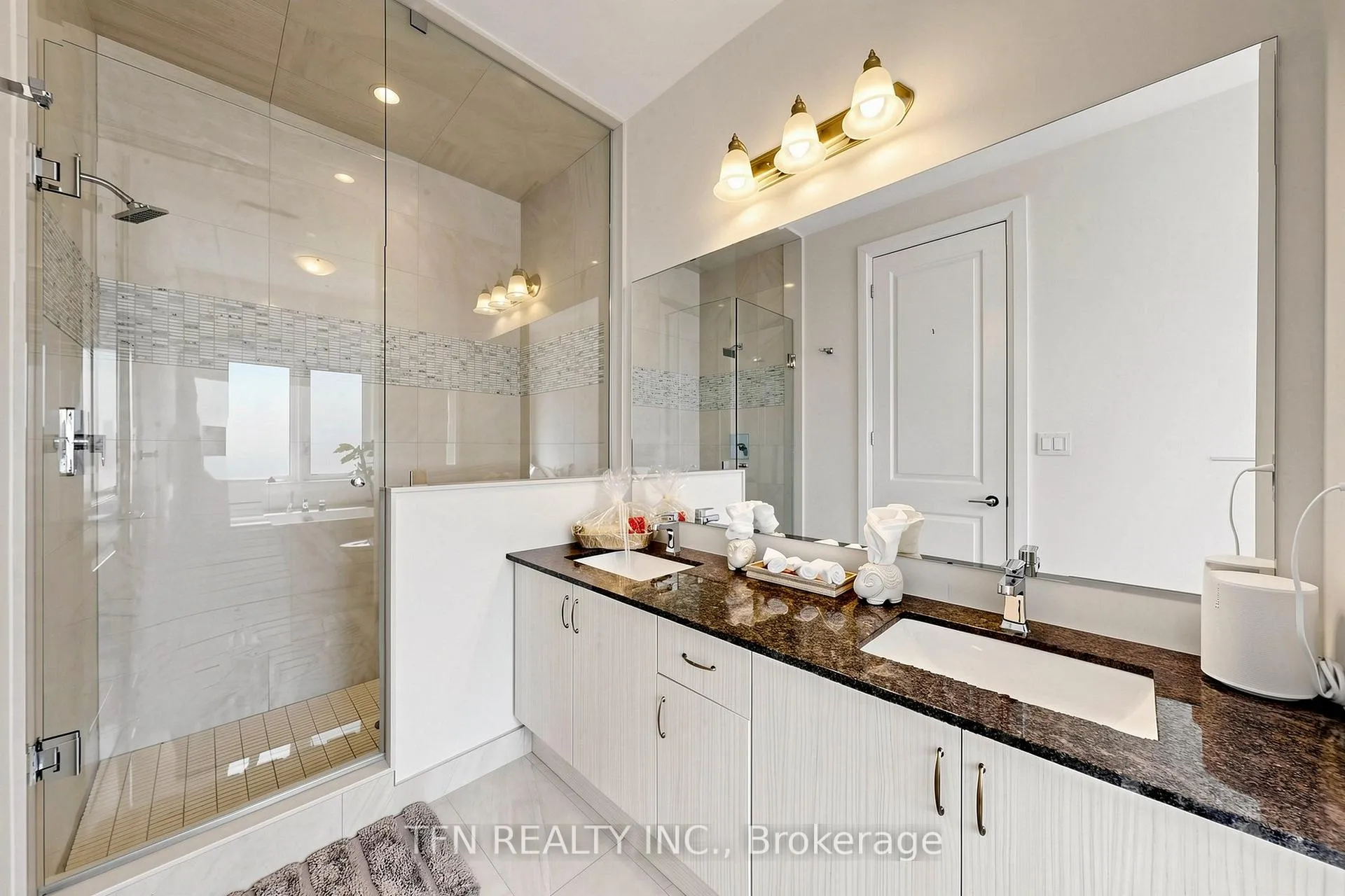 Photo 18 of 30 Hesperus Road, Vaughan, Patterson — HOMEH
