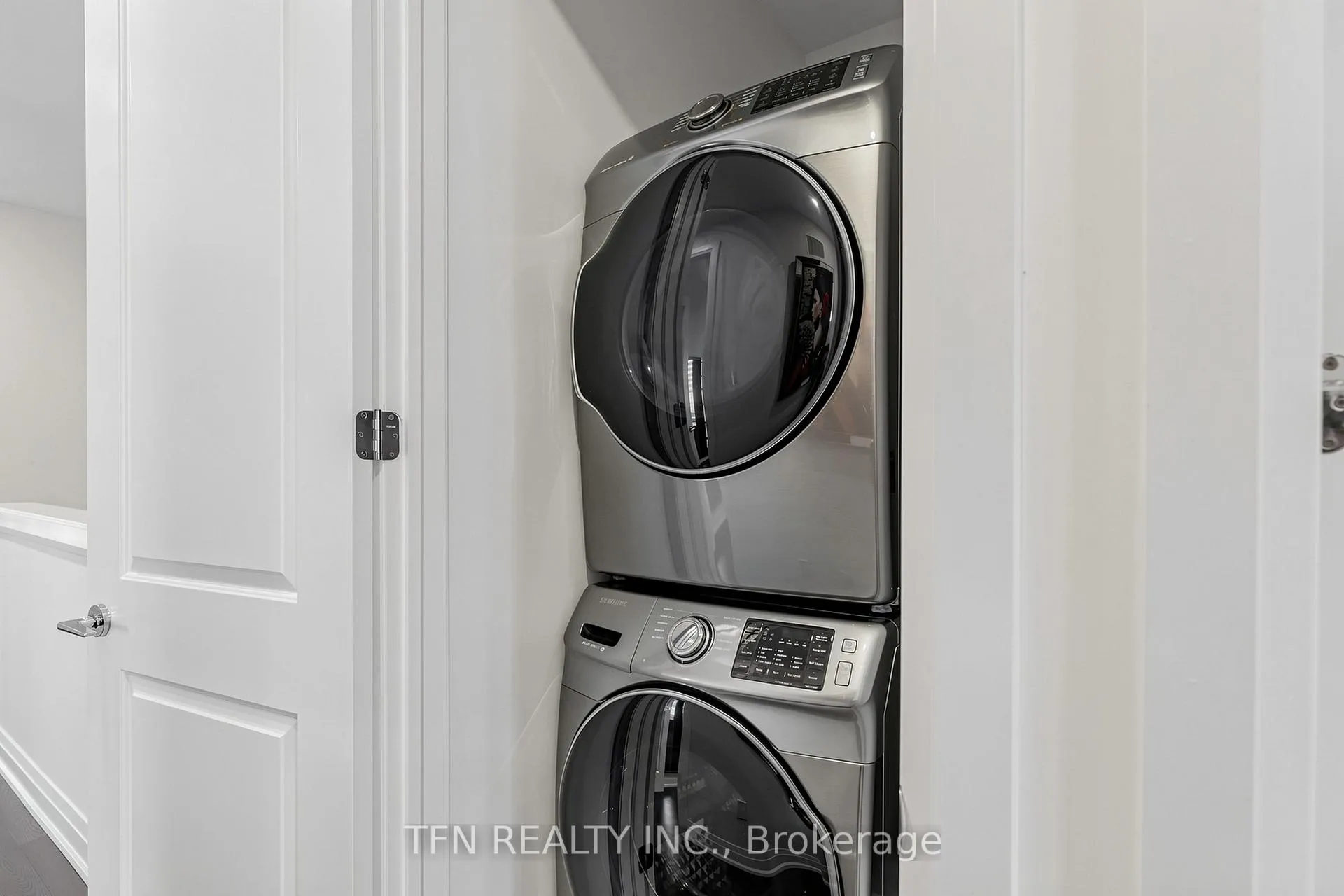 Photo 24 of 30 Hesperus Road, Vaughan, Patterson — HOMEH