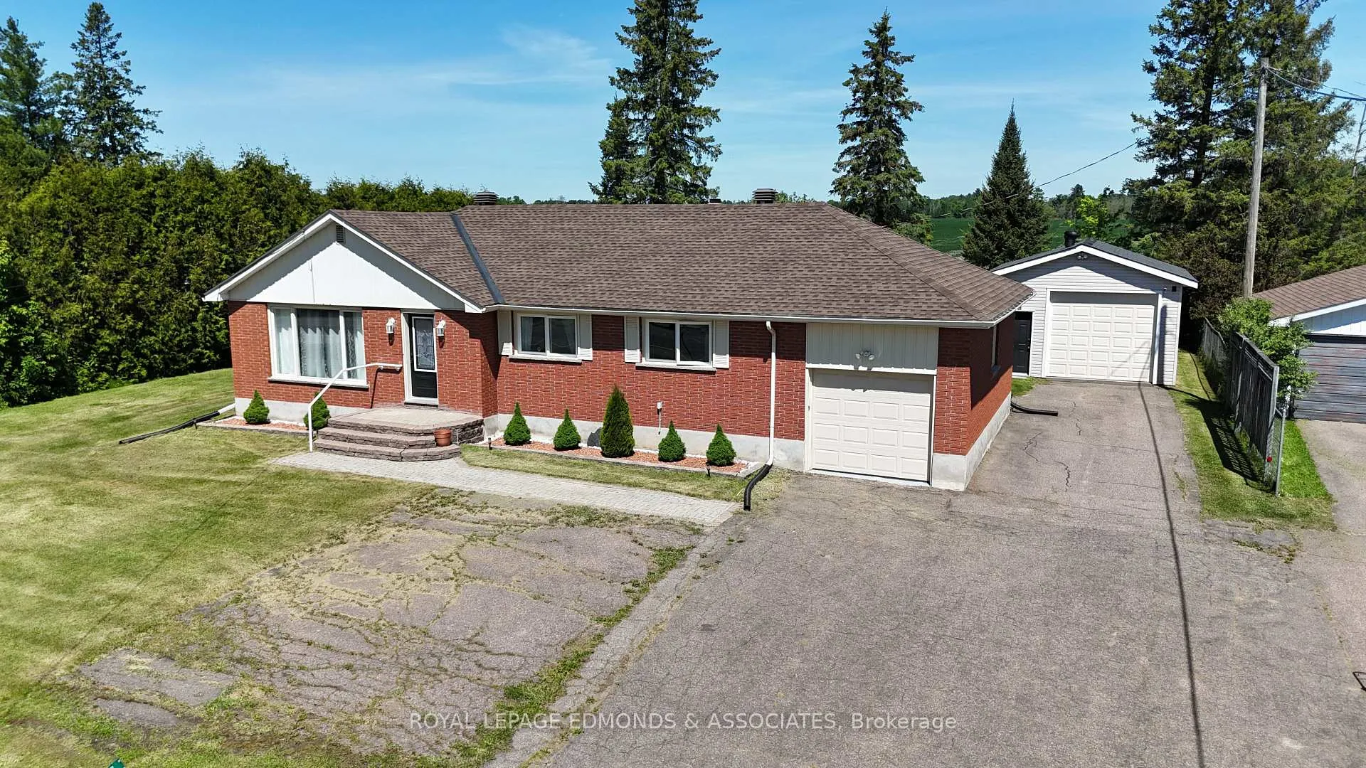 Front of 11837 Round Lake Road