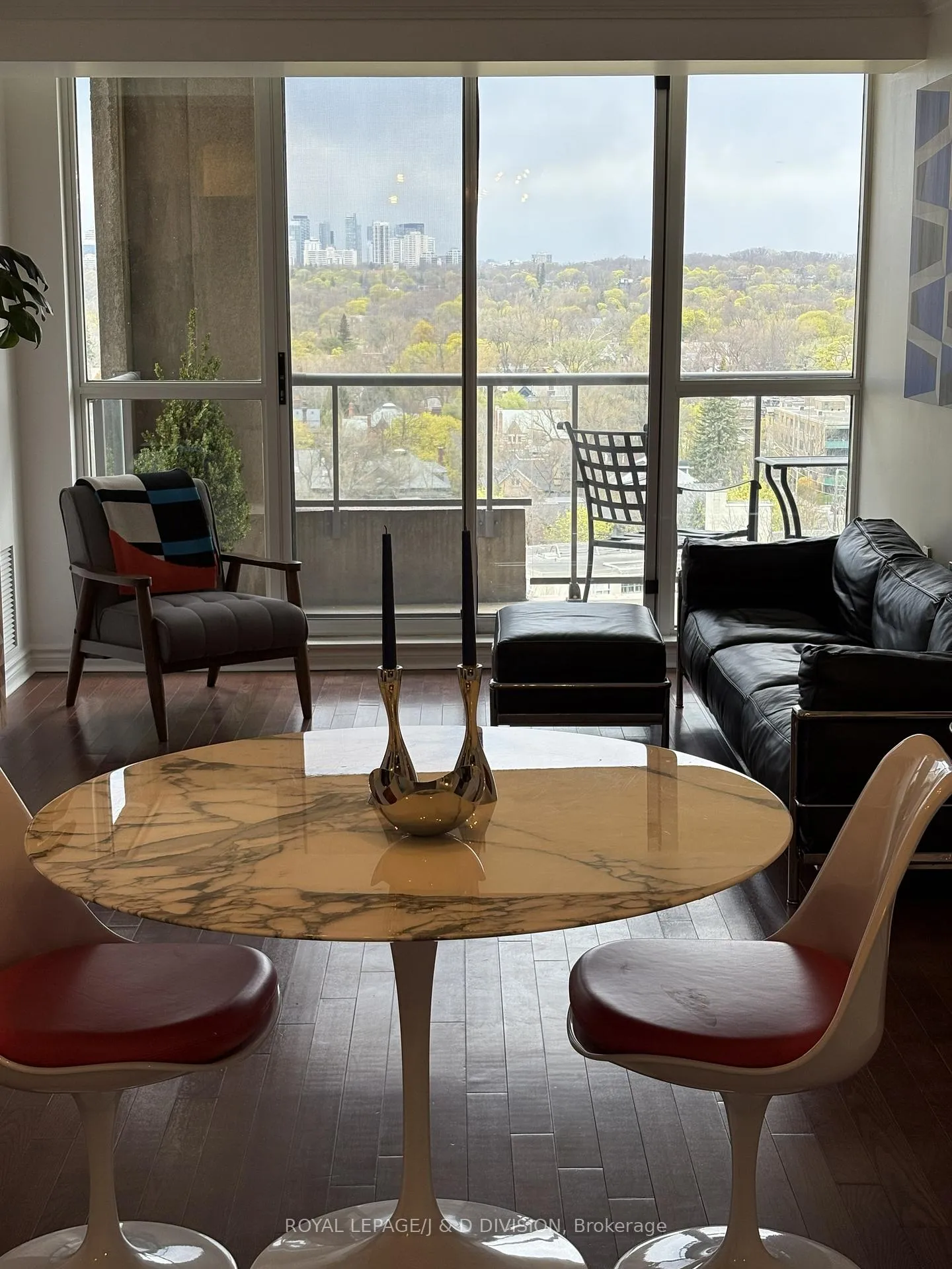 Front of Unit 1605, 388 Bloor Street E