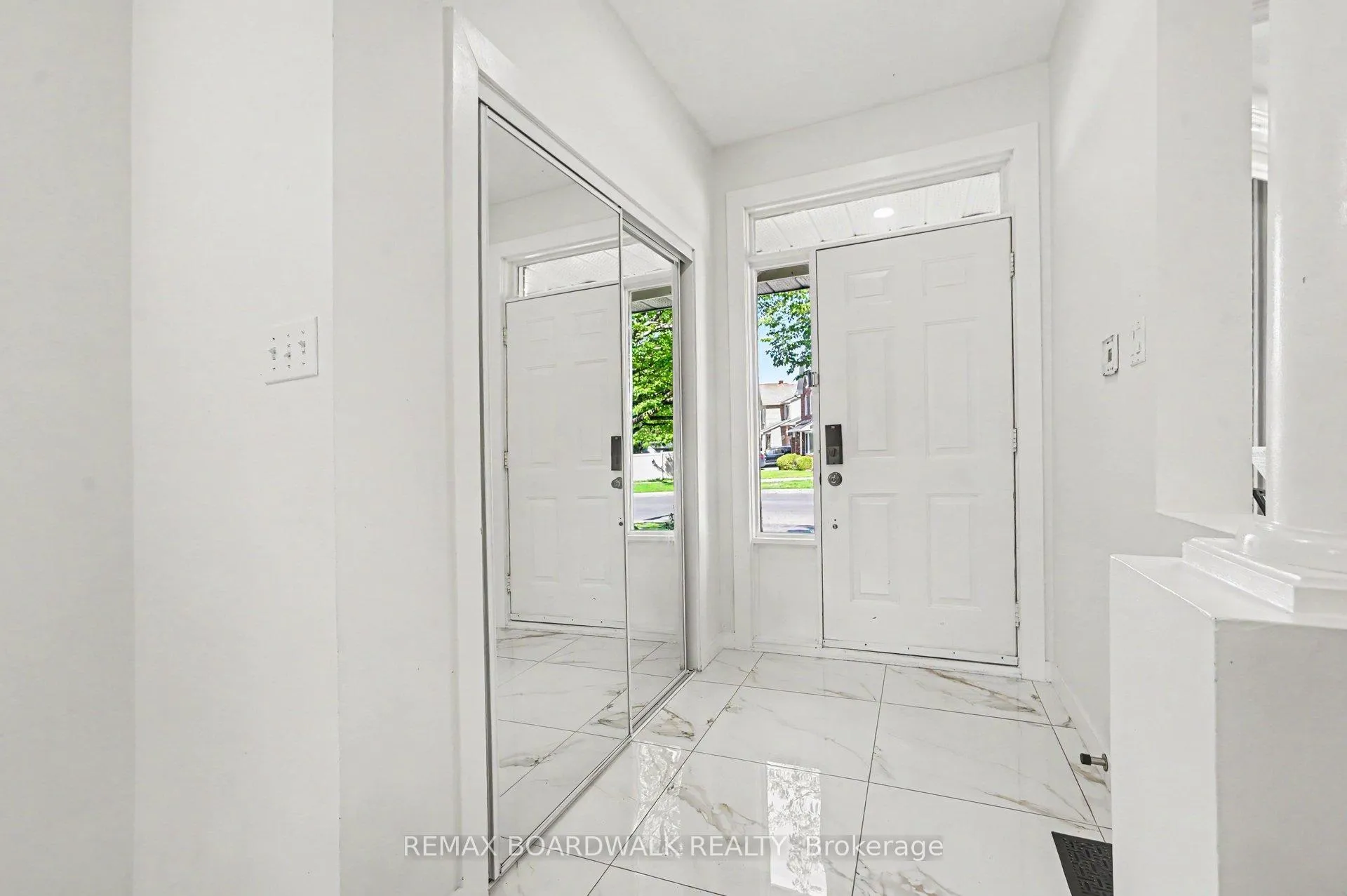 Photo 4 of 6072 Longleaf Drive, Ottawa, Chapel Hill South - Orleans Village — HOMEH