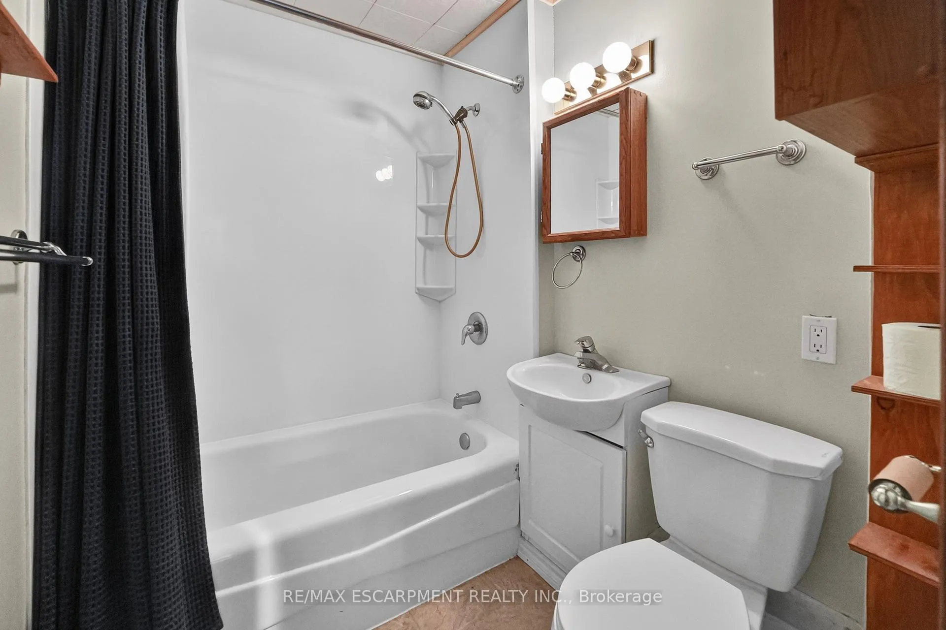 Photo 12 of 80 Walter Avenue N, Hamilton, Normanhurst — HOMEH