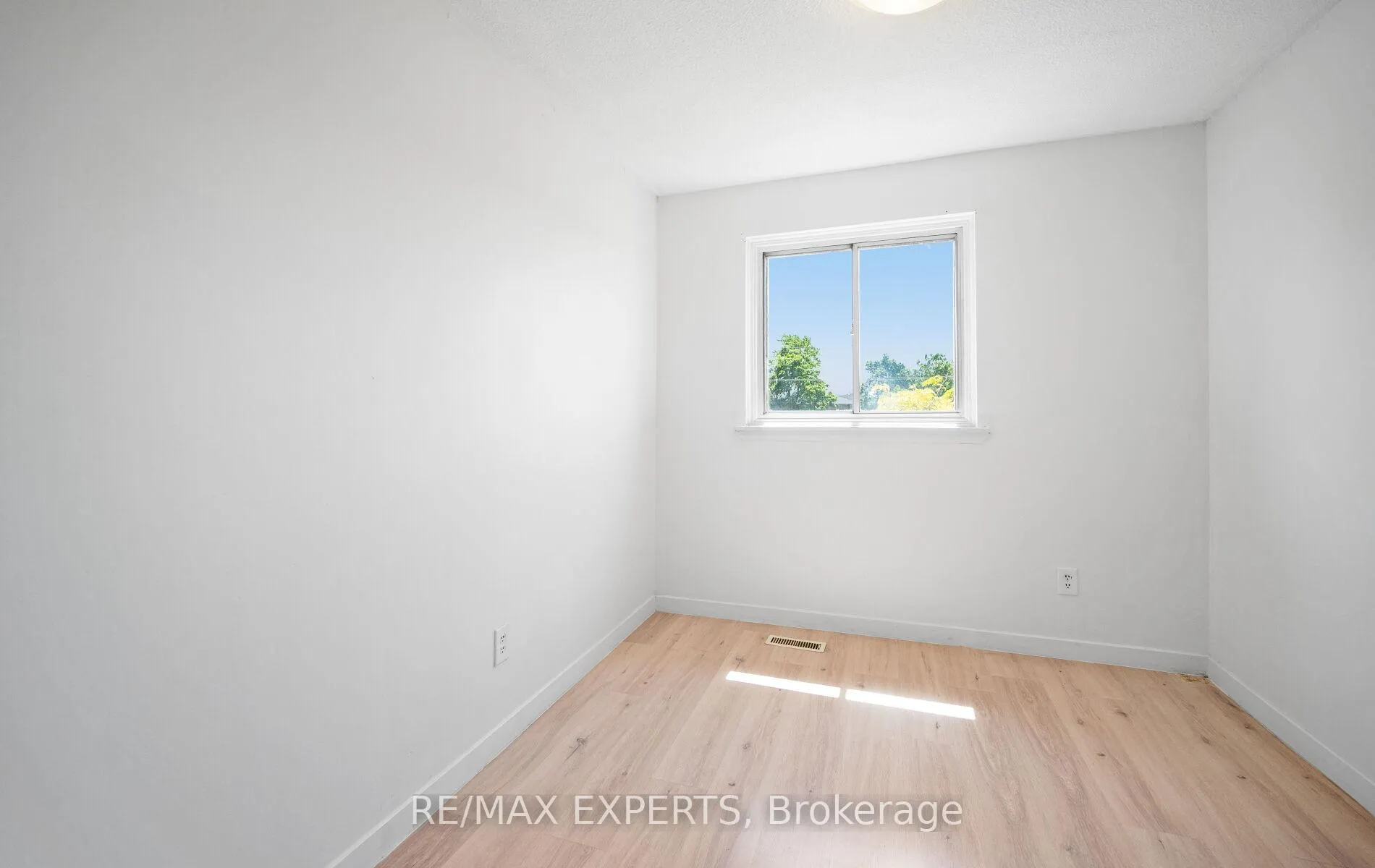 Photo 26 of 5 Moregate Crescent, Brampton, Central Park — HOMEH